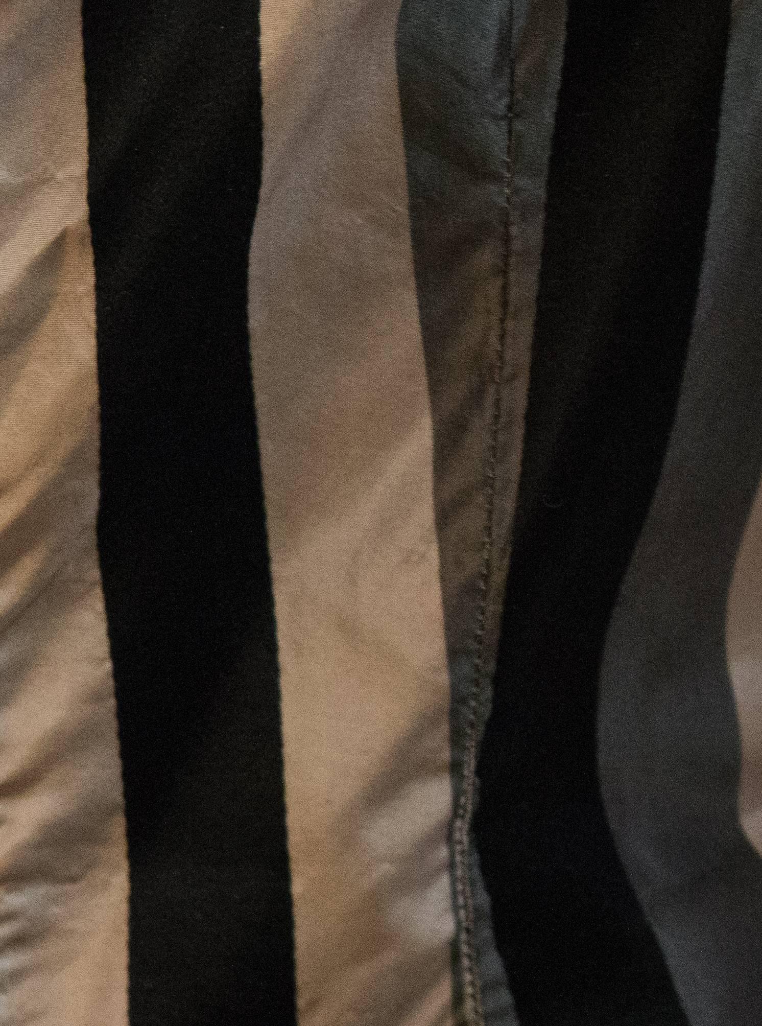 Noir Robe ballon à rayures en soie des années 80 en vente
