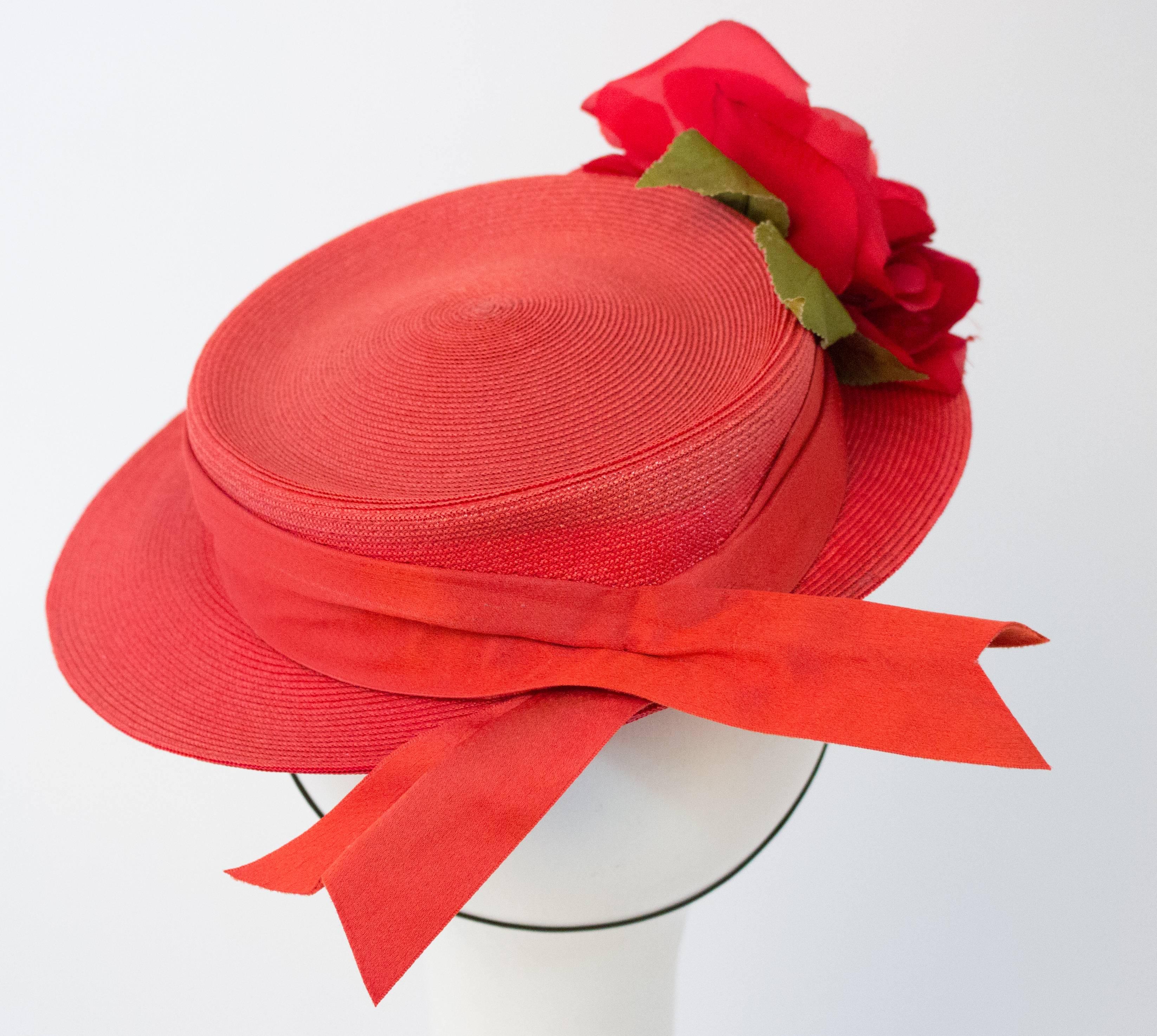Chapeau de paille rouge des années 40 avec rose Excellent état - En vente à San Francisco, CA