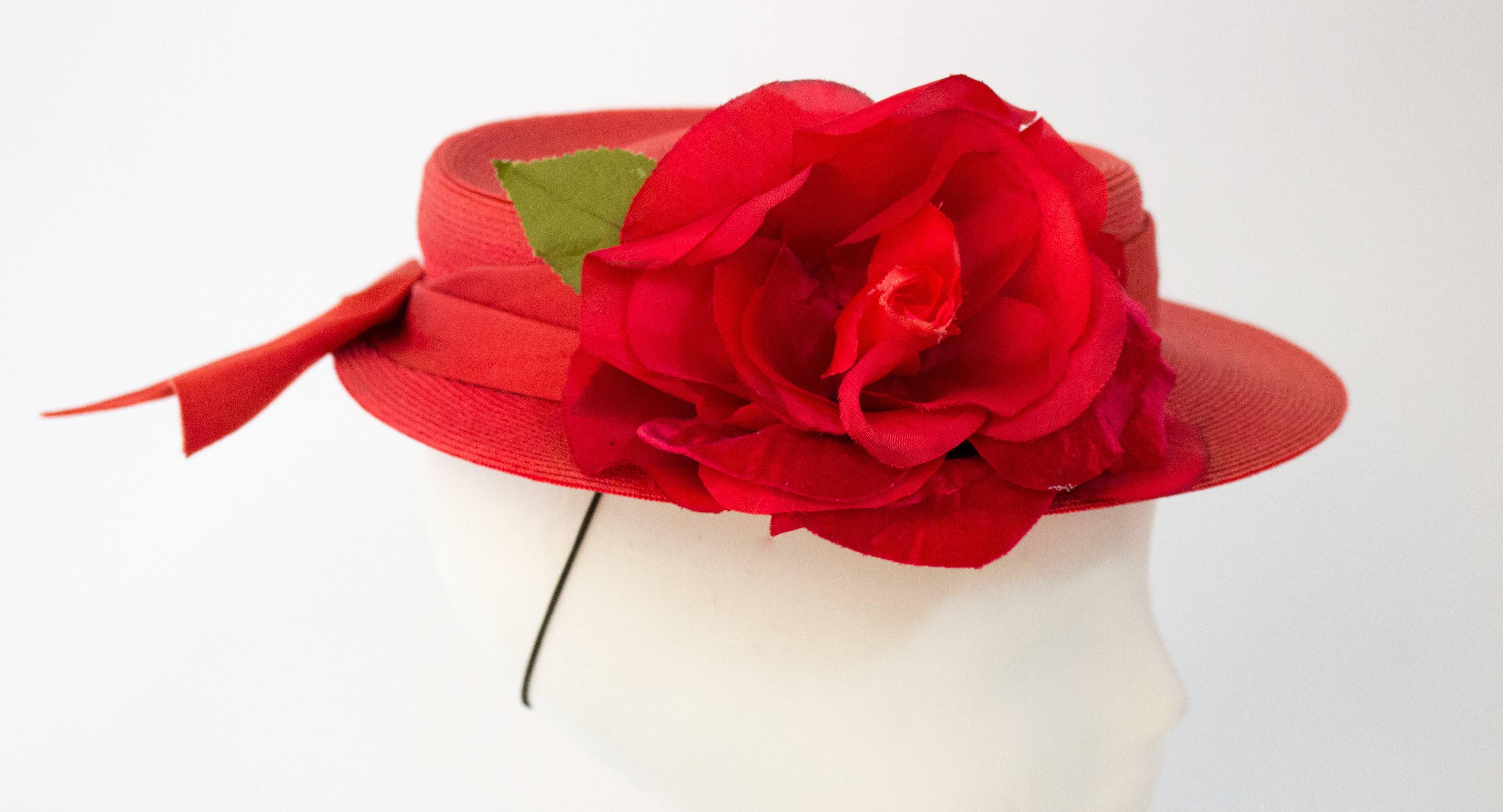 Rouge Chapeau de paille rouge des années 40 avec rose en vente
