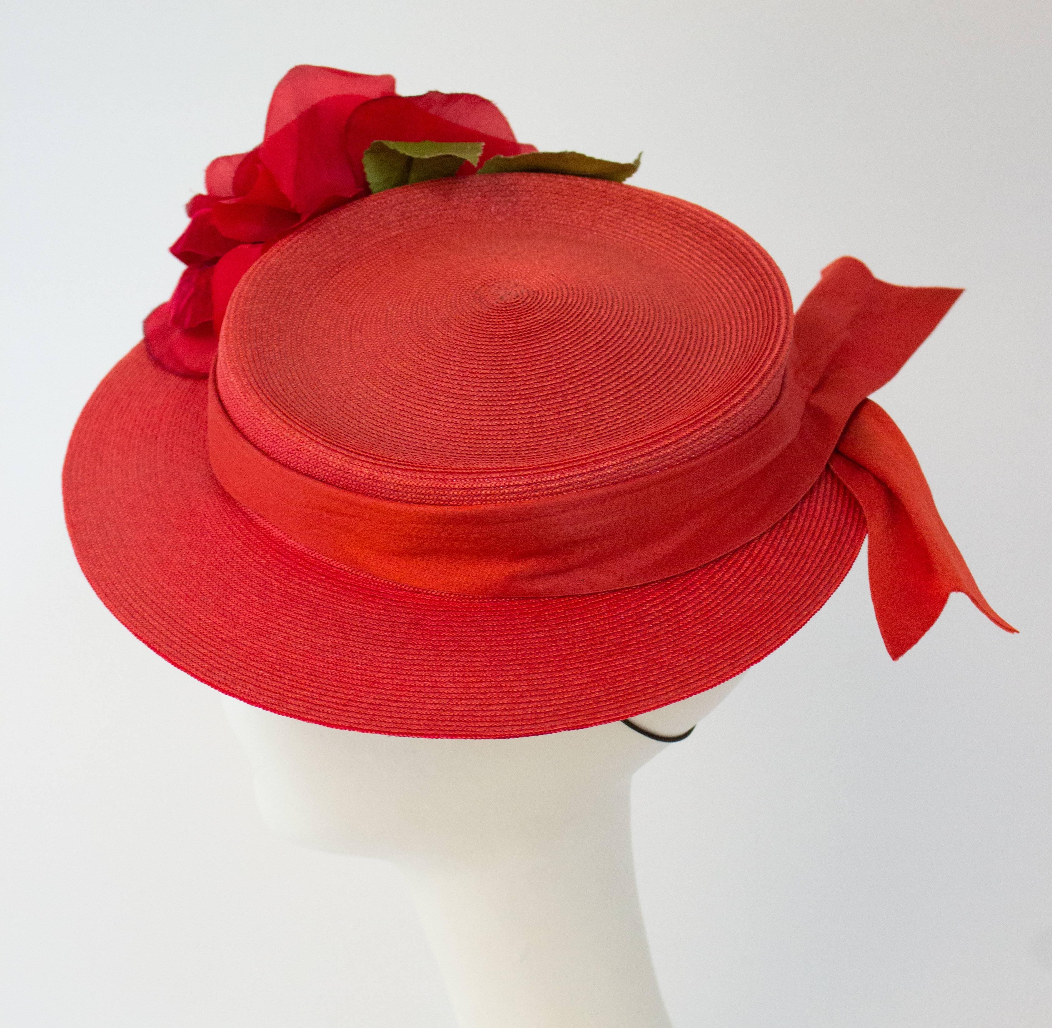 Chapeau de paille rouge des années 40 avec rose. 