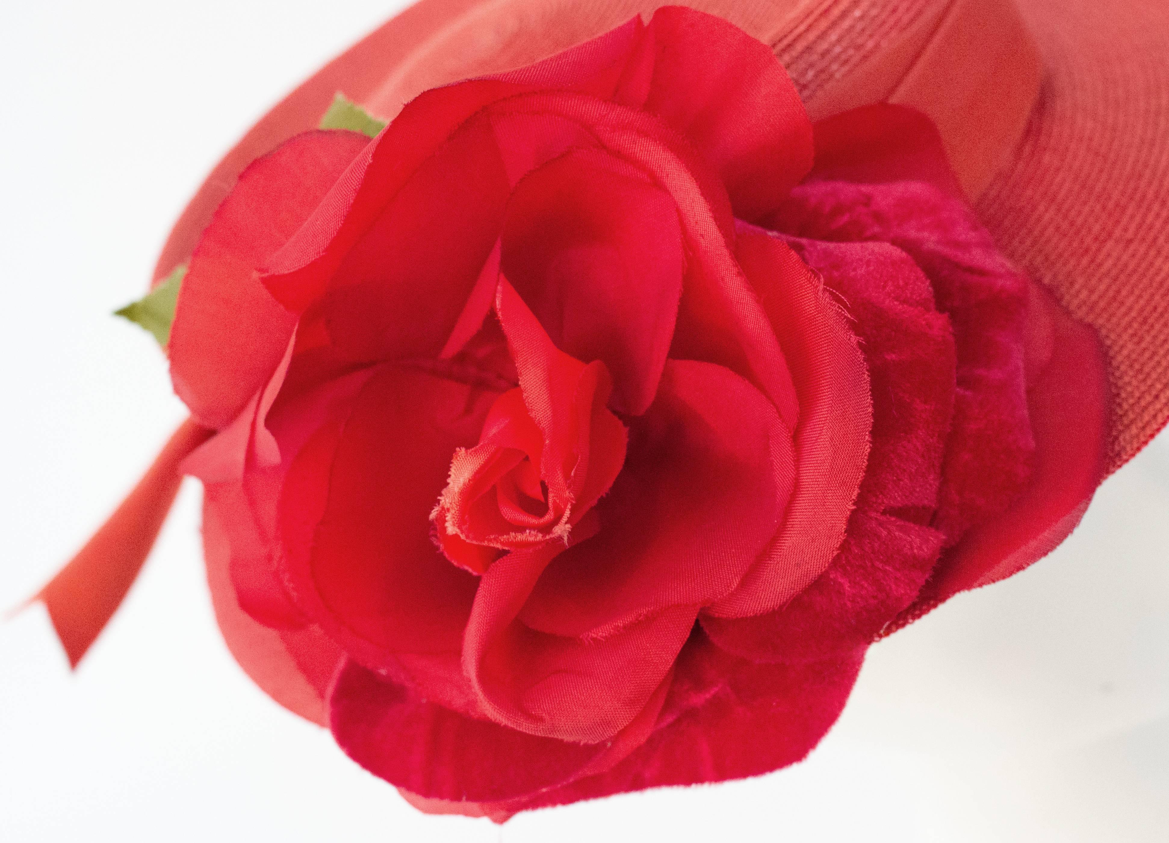 Chapeau de paille rouge des années 40 avec rose Pour femmes en vente