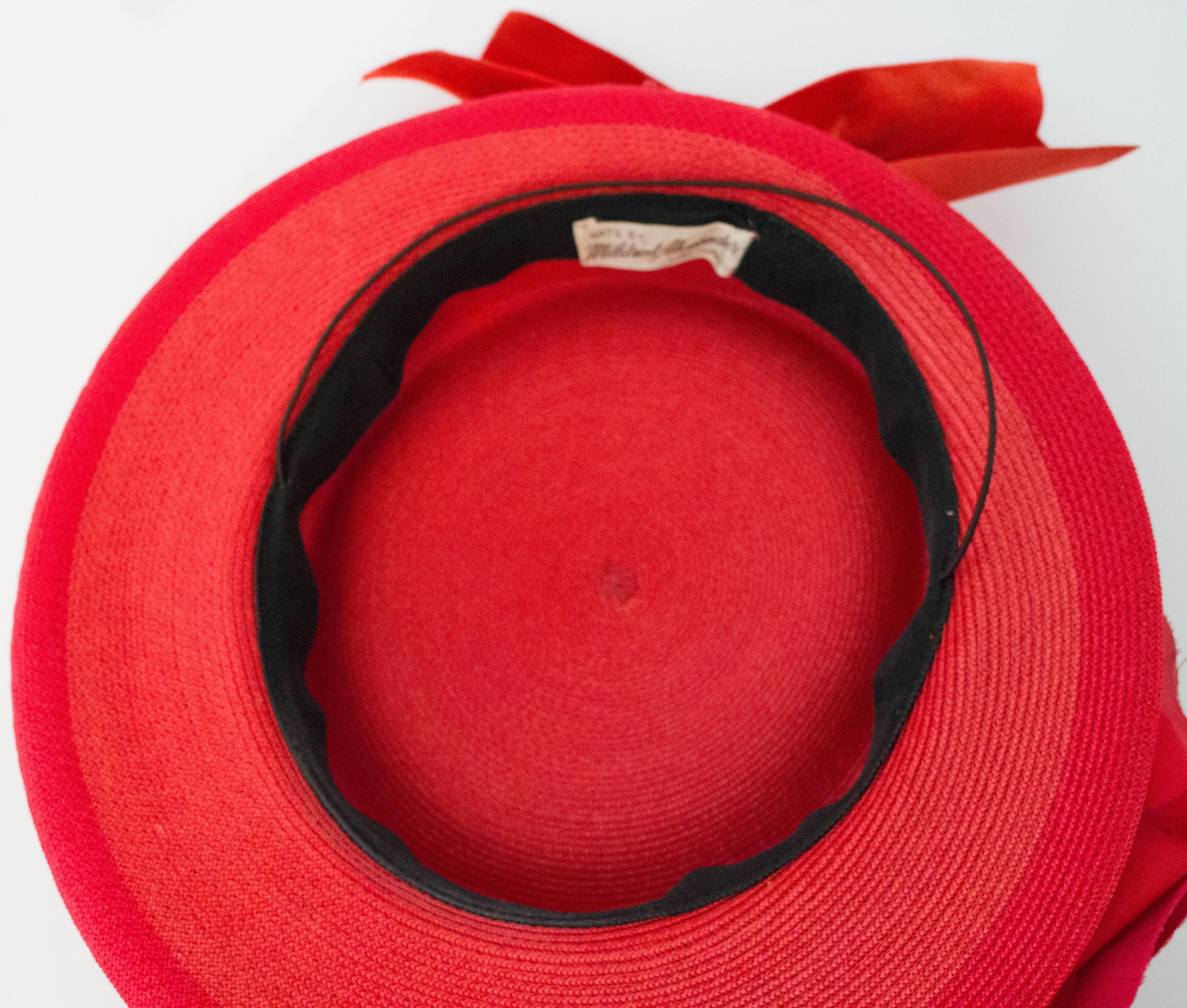 Chapeau de paille rouge des années 40 avec rose en vente 1
