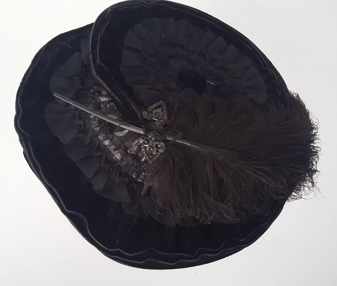 1910s Black Velvet Edwardian Hat with Ostrich Plume In Excellent Condition In San Francisco, CA