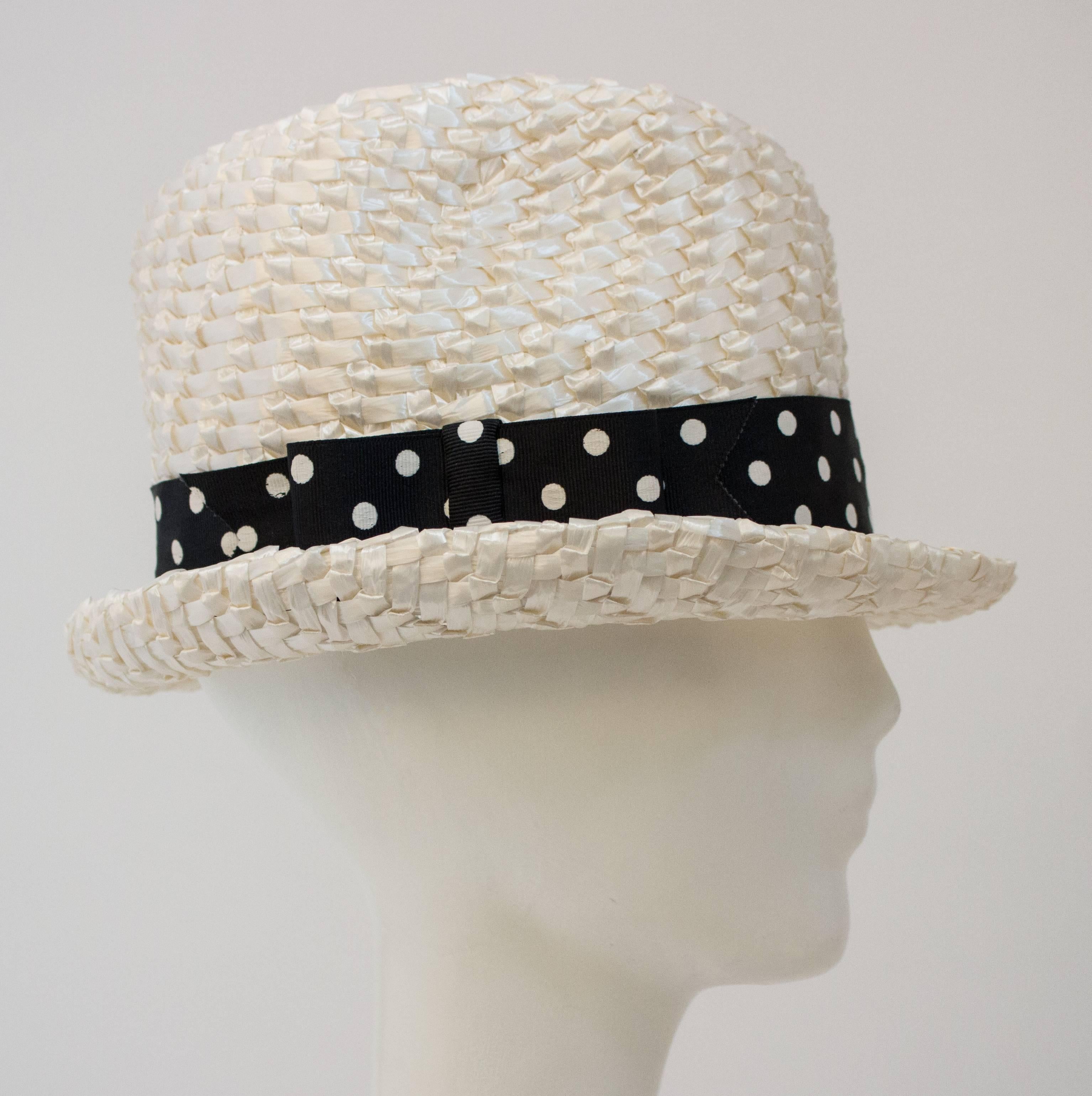 60s White Straw Hat with Polka Dot Hat Band In Good Condition For Sale In San Francisco, CA