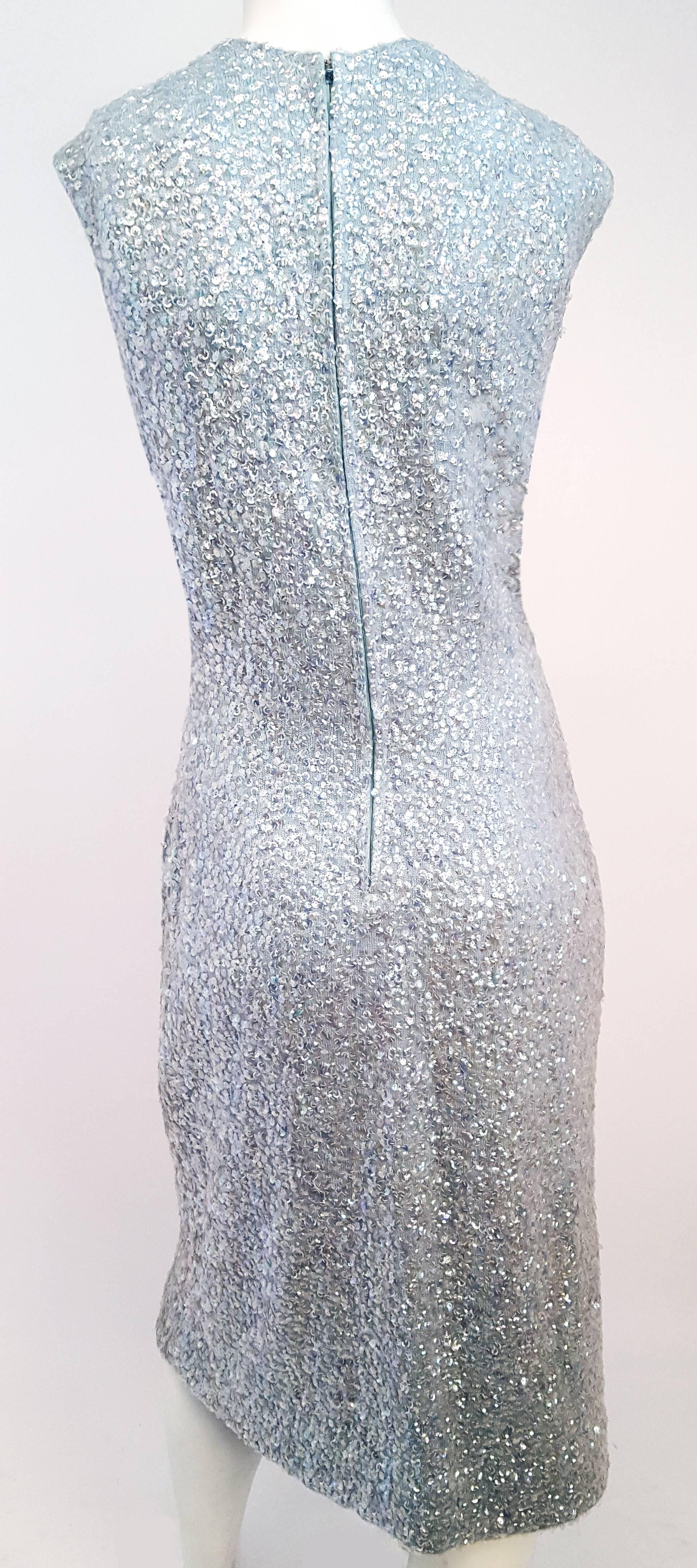 1960er Jahre Pailletten- und Perlenstrickkleid. Handverschönertes Strickkleid. Vollständig gefüttert, Metallreißverschluss hinten. 