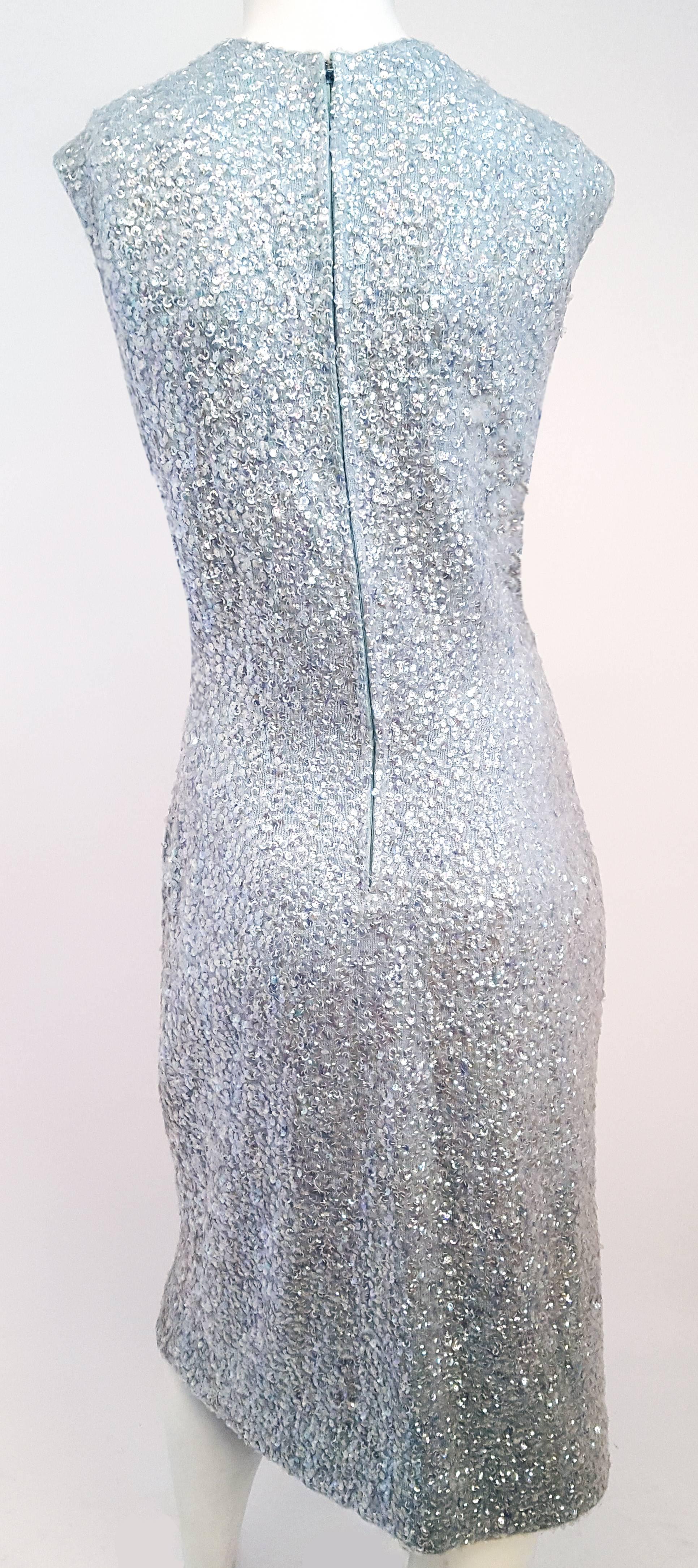 robe en tricot à paillettes et perles des années 1960. Robe en tricot embellie à la main. Entièrement doublé, fermeture éclair arrière en métal. 