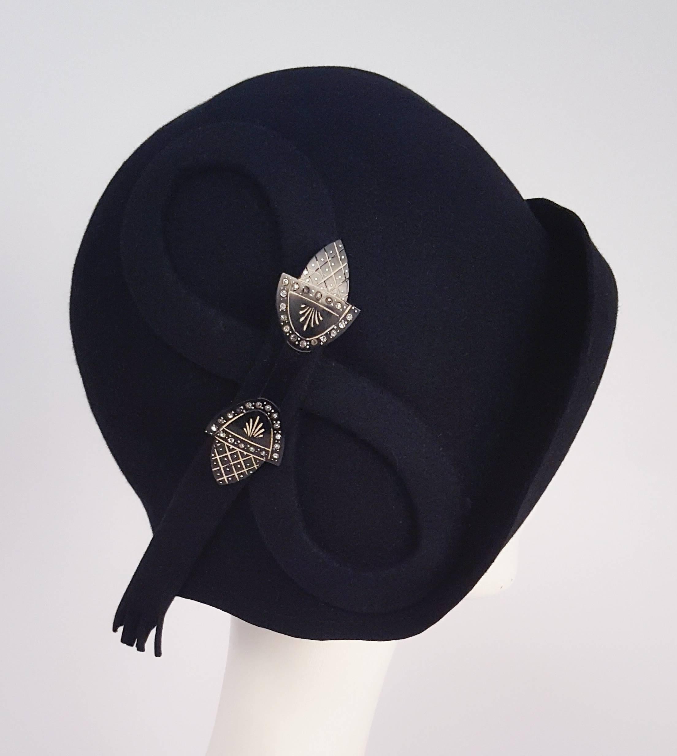 Women's 1920s Cloche w/ Deco Pin Detail