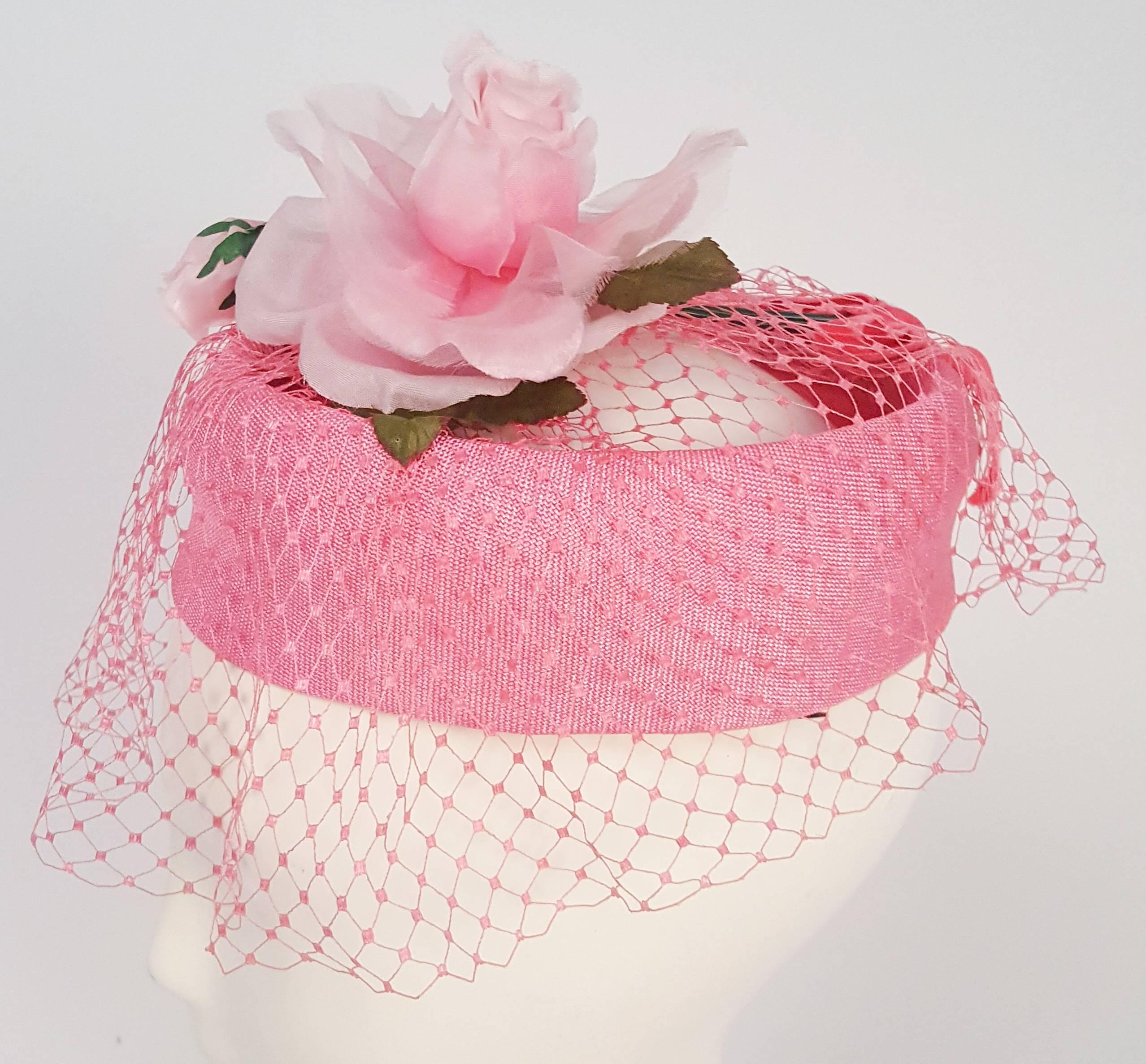 Beige Cappello a calice anni '60 con velo in vendita