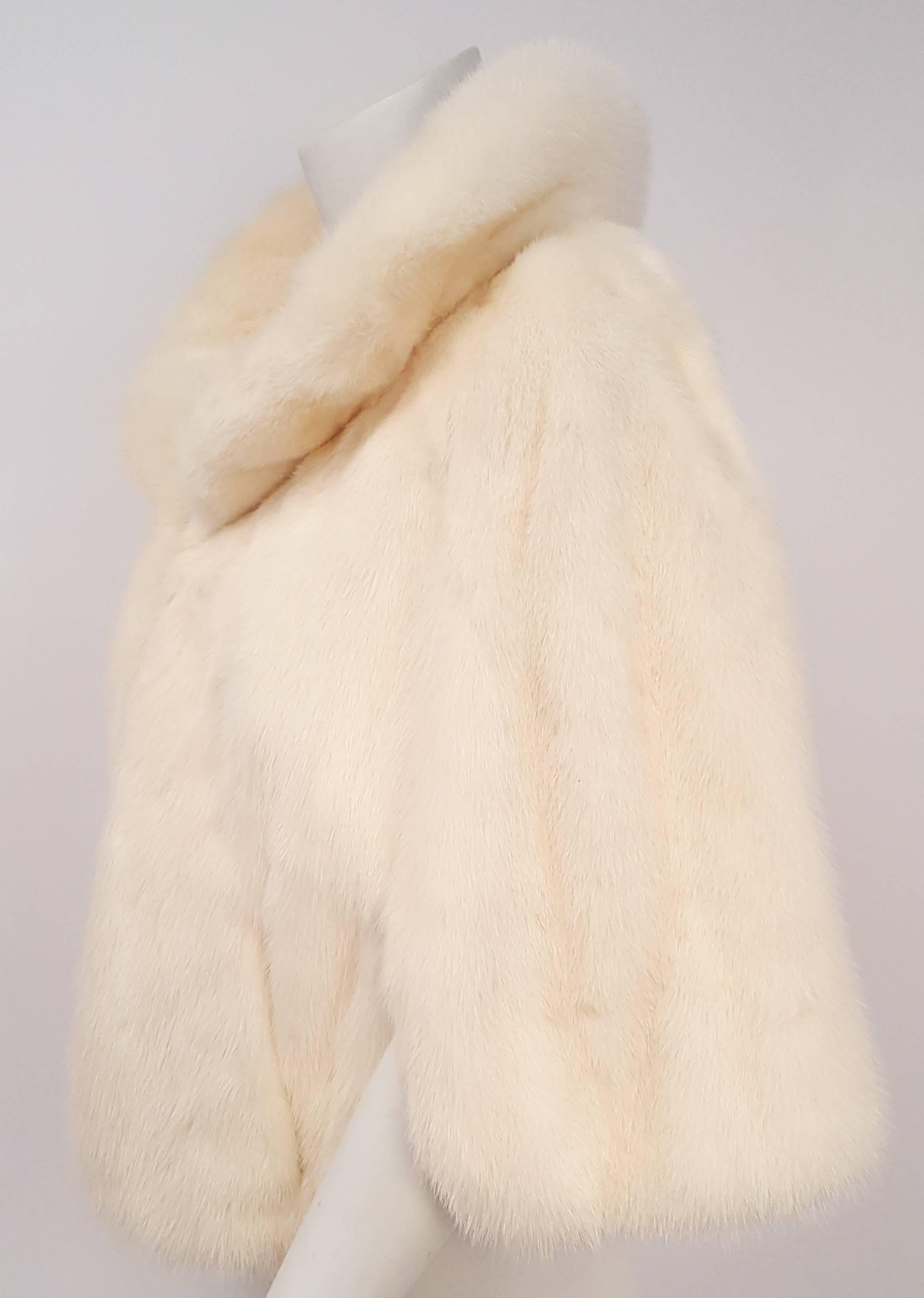 1960s White Mink Capelet In Excellent Condition In San Francisco, CA