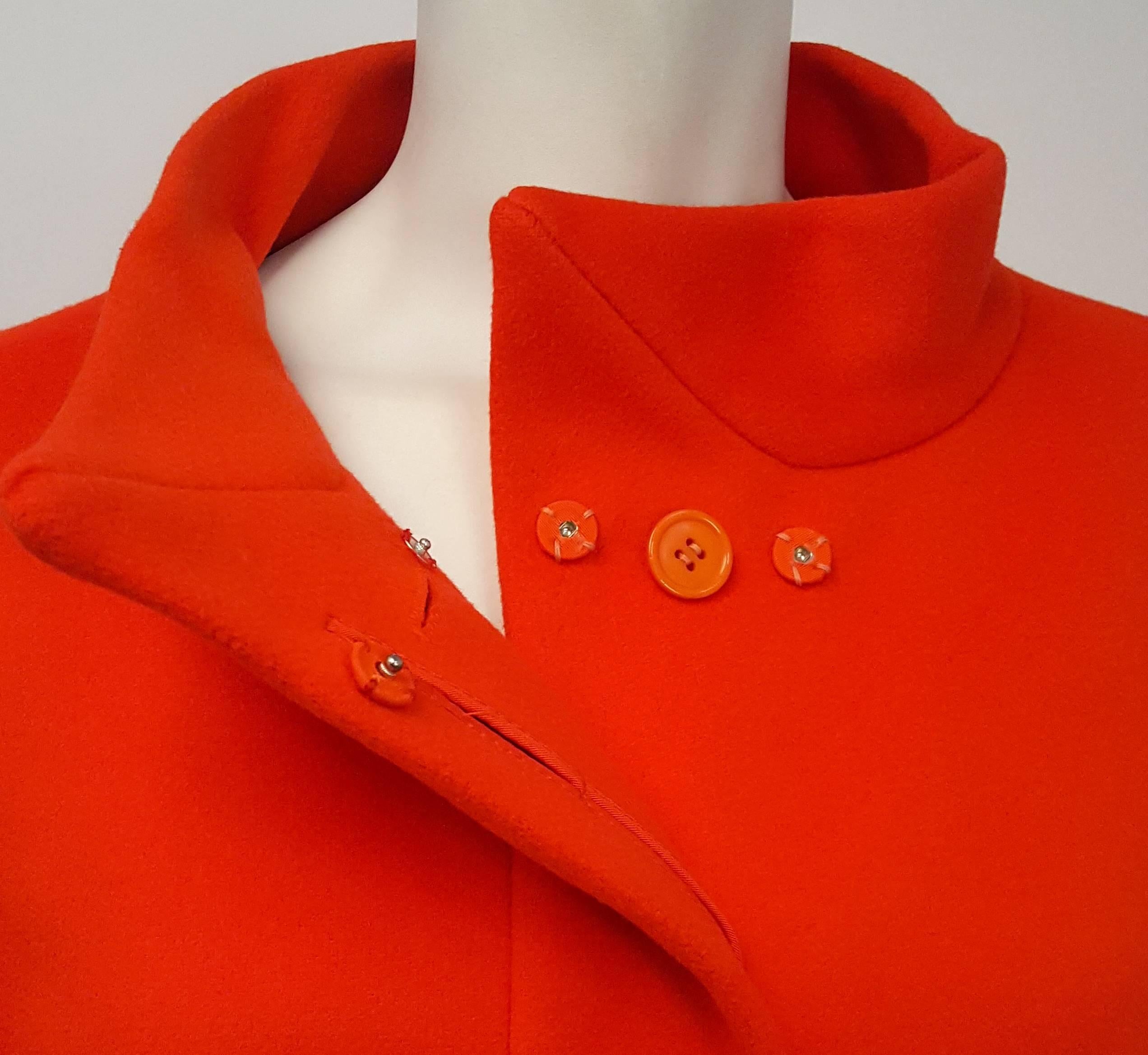 Rouge Calvin Klein - Manteau rouge orange avec ceinture, années 1970 en vente