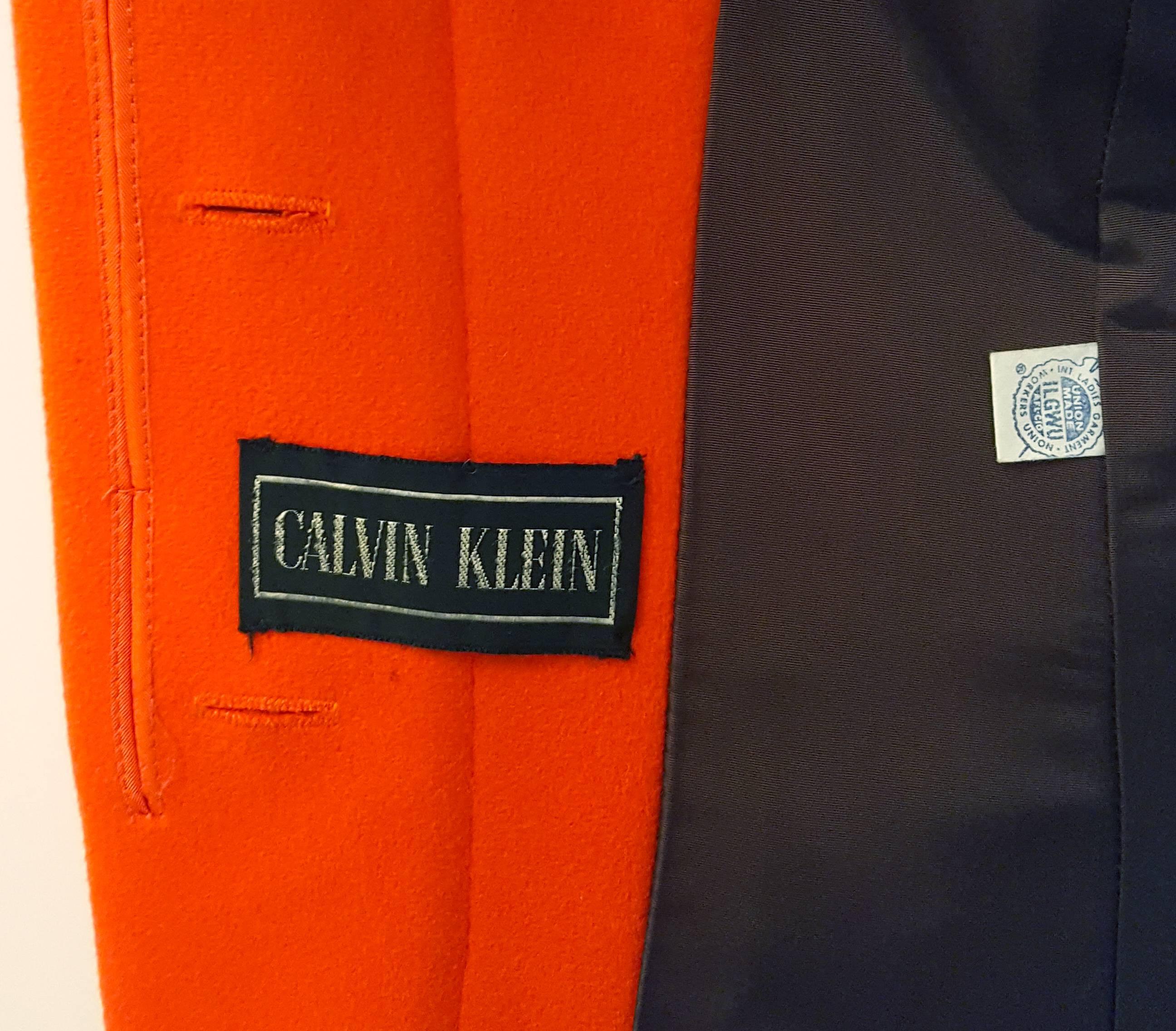 Calvin Klein - Manteau rouge orange avec ceinture, années 1970 Pour femmes en vente