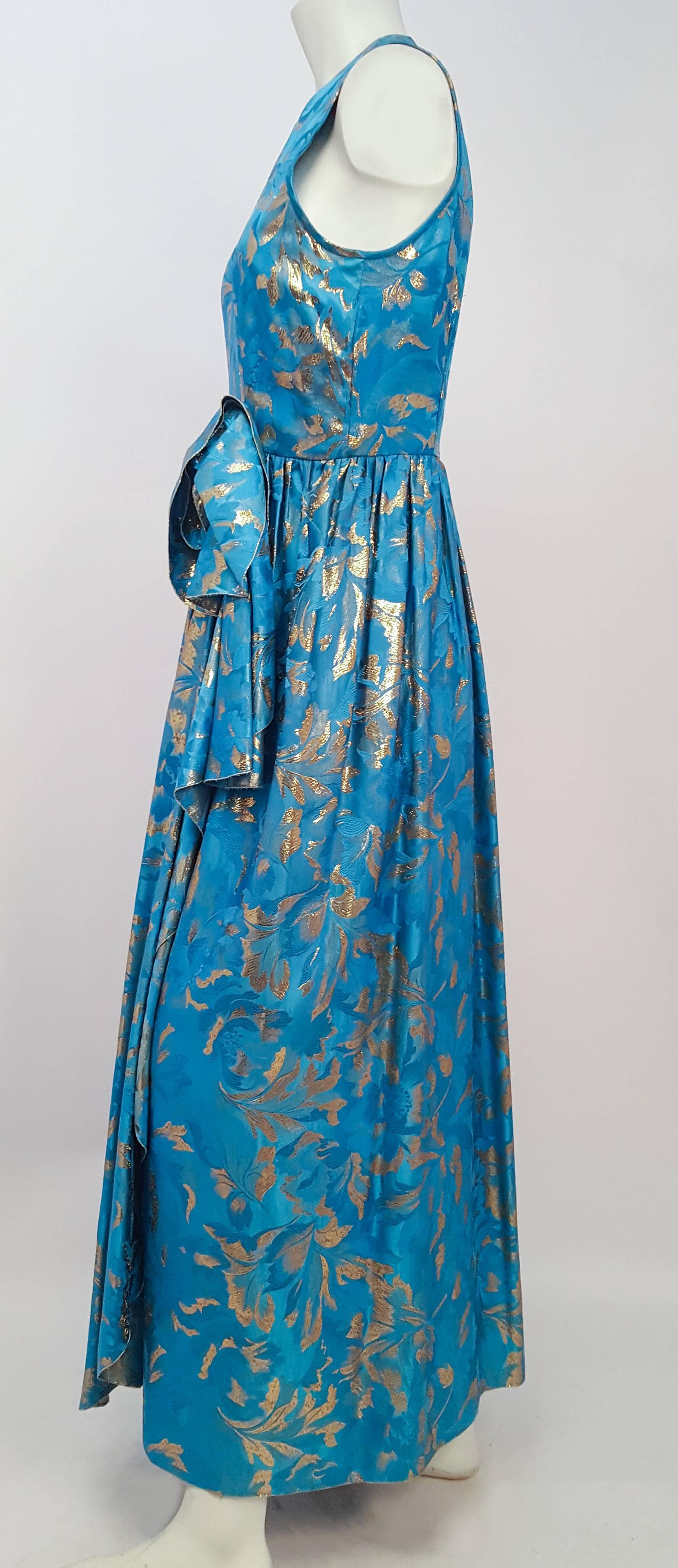 60er Jahre Richilene Blaues Kleid mit goldenen Lamé-Fäden. Metallreißverschluss auf der Rückseite. Vollständig gefüttert.