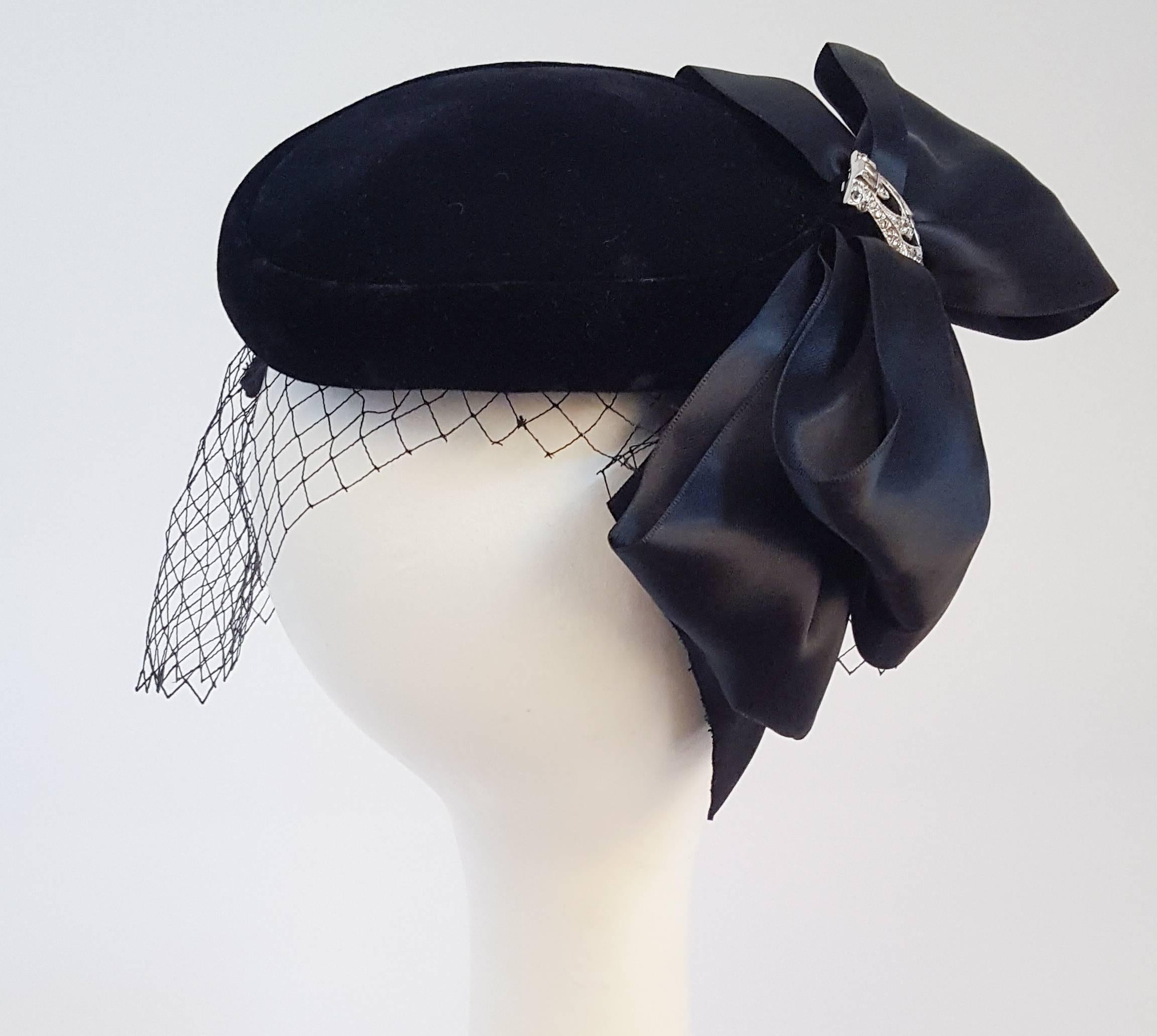 50s Black Velvet Hat w/ Veil & Satin Bow In Excellent Condition In San Francisco, CA