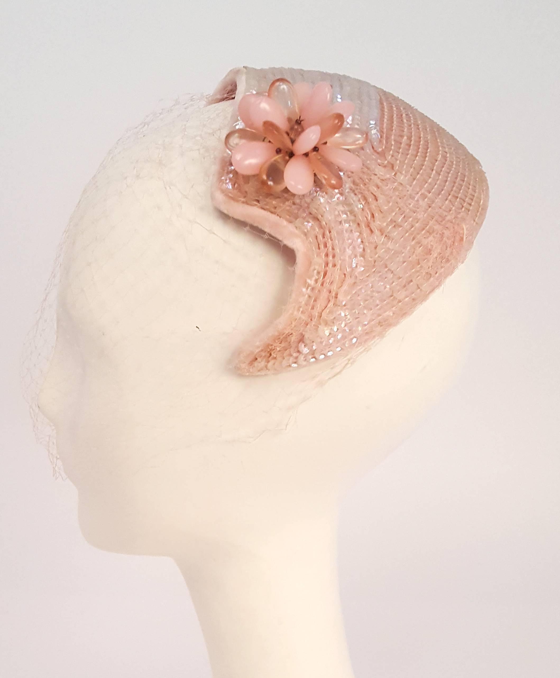 chapeau rose à paillettes irisées des années 50, avec voile et fleur. Joseph Magnin. 