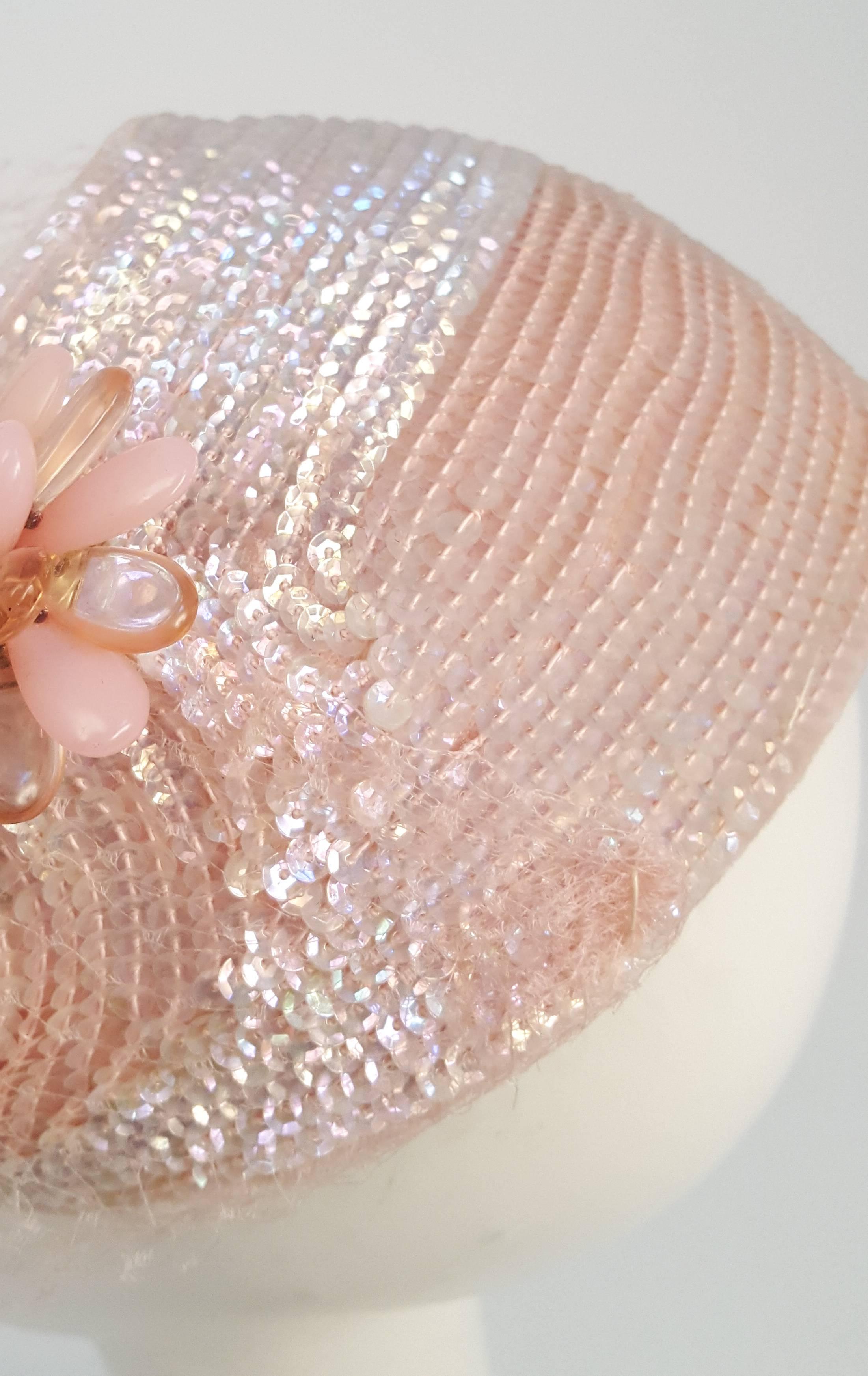 Chapeau rose irisé à paillettes avec voile et fleur, années 50 Pour femmes en vente