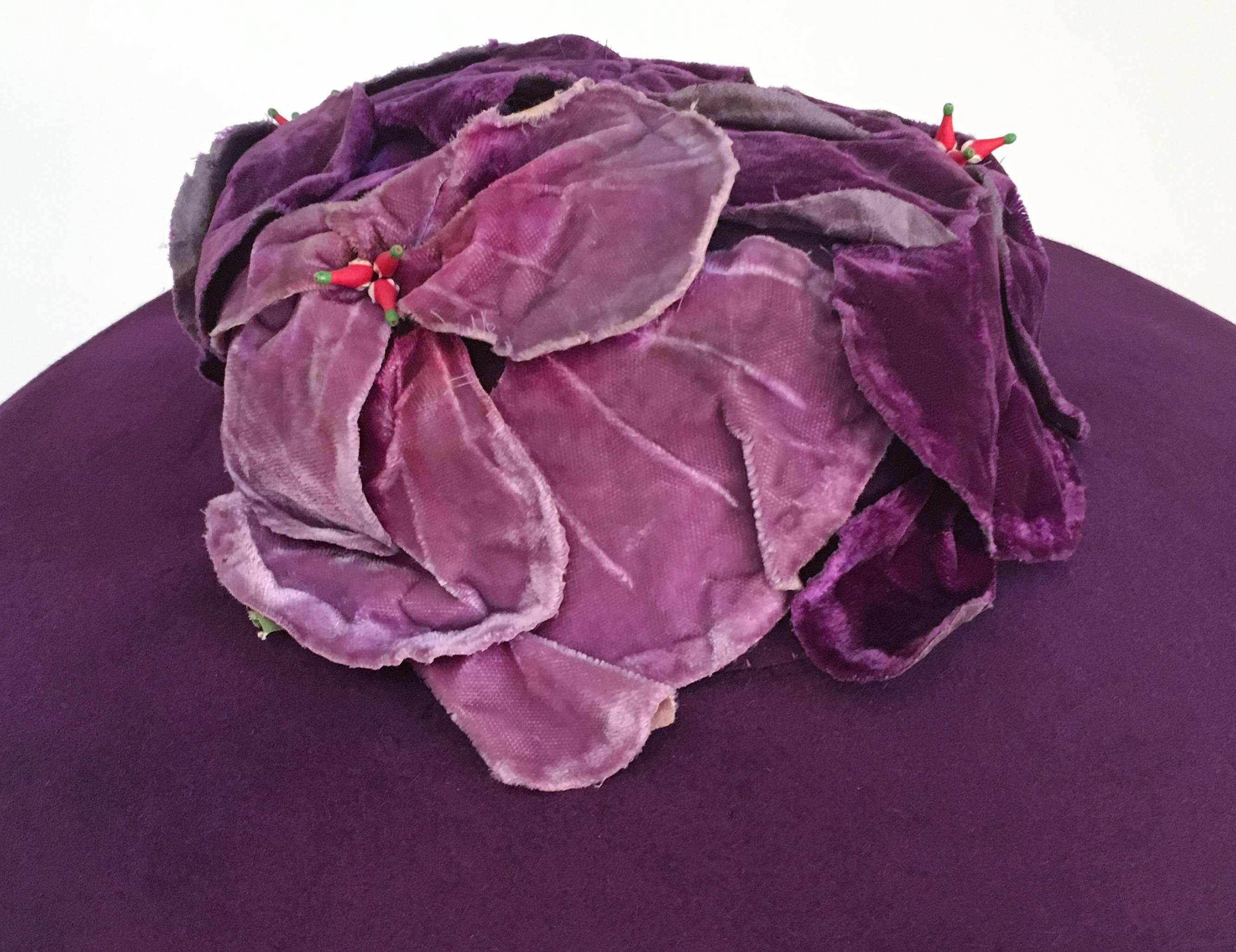 30s Purple Hat w/ Velvet Flowers In Good Condition In San Francisco, CA