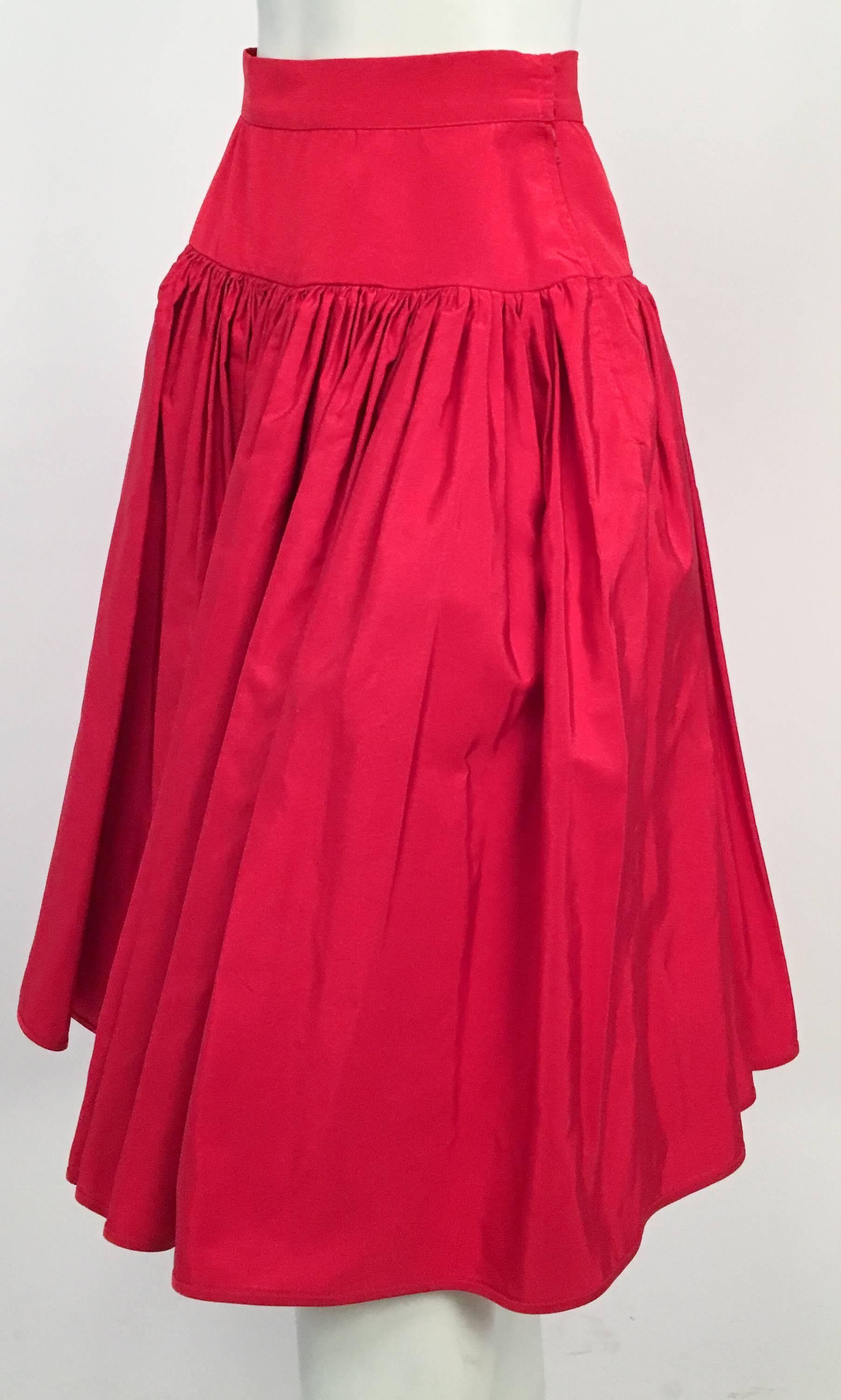 jupe à volants rouge nuit Valentino des années 80. Jupon en tulle intégré. 