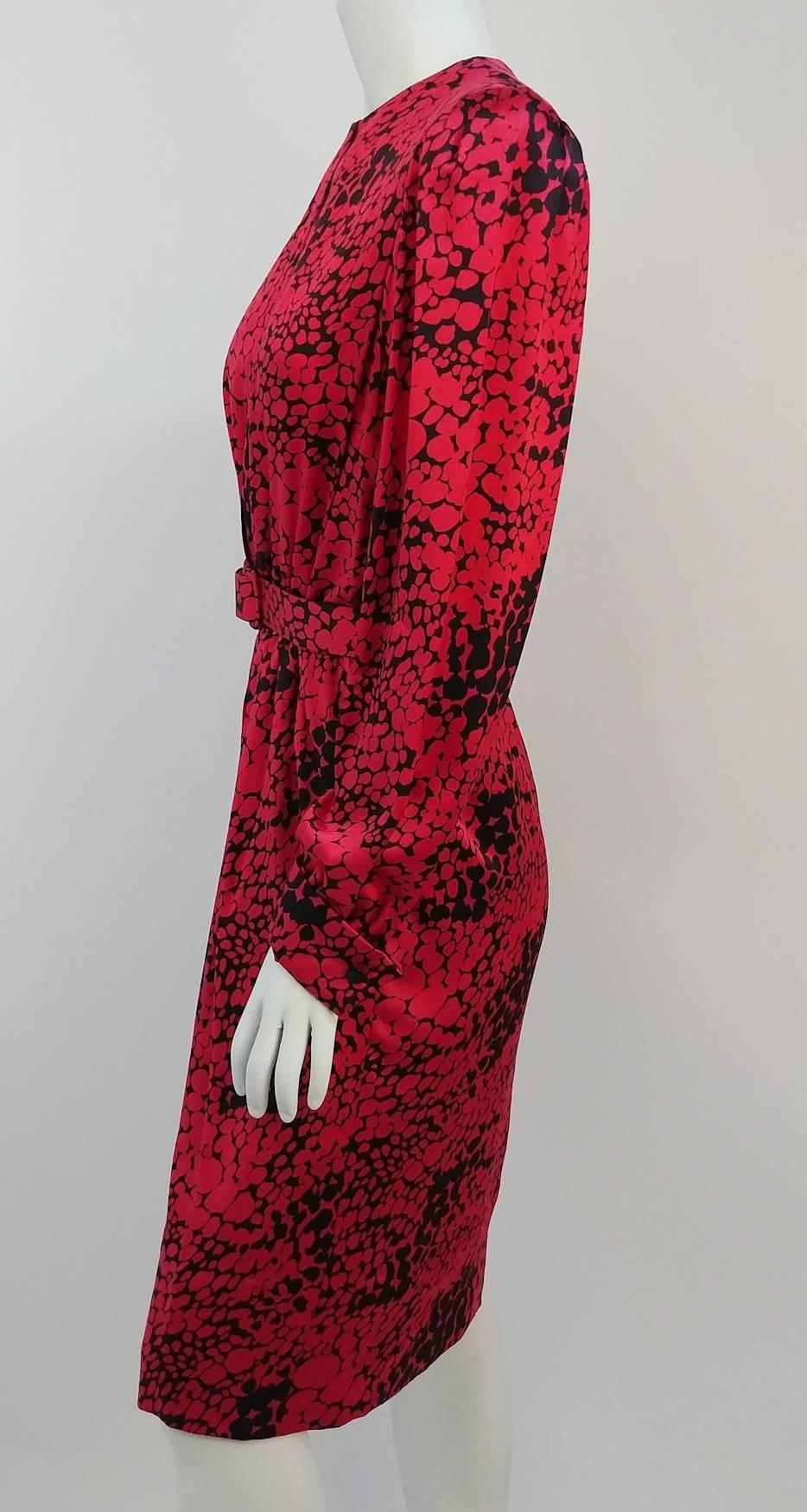 robe chartreuse en soie imprimée Helga pour Elizabeth Arden des années 80. Courroie d'origine incluse. Pli frontal au centre du devant et détail de ruching. 