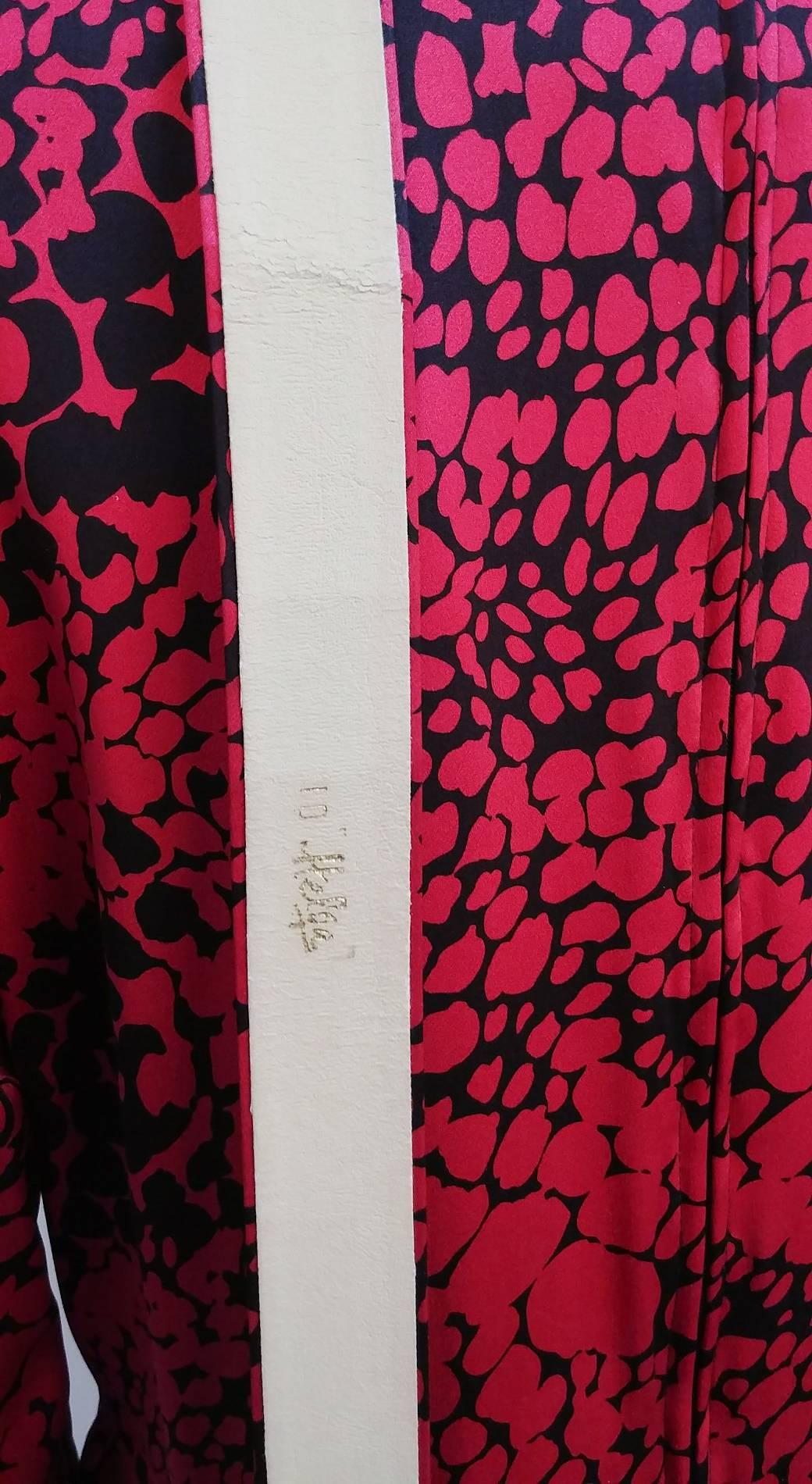 Helga pour Elizabeth Arden - Robe chartreuse en soie imprimée, années 80 Pour femmes en vente