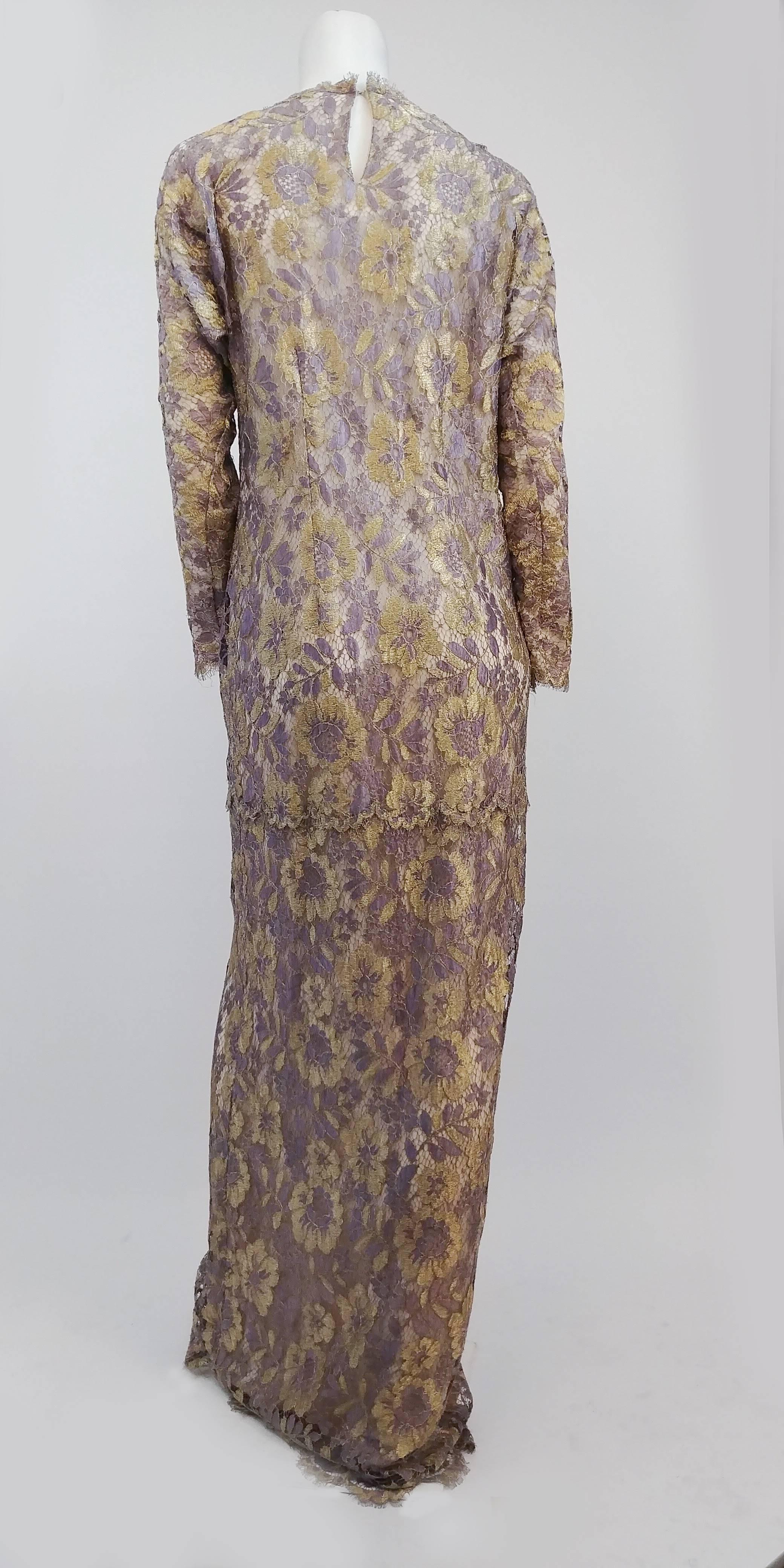 Marron Robe de soirée en dentelle dorée et violette métallisée des années 70 en vente