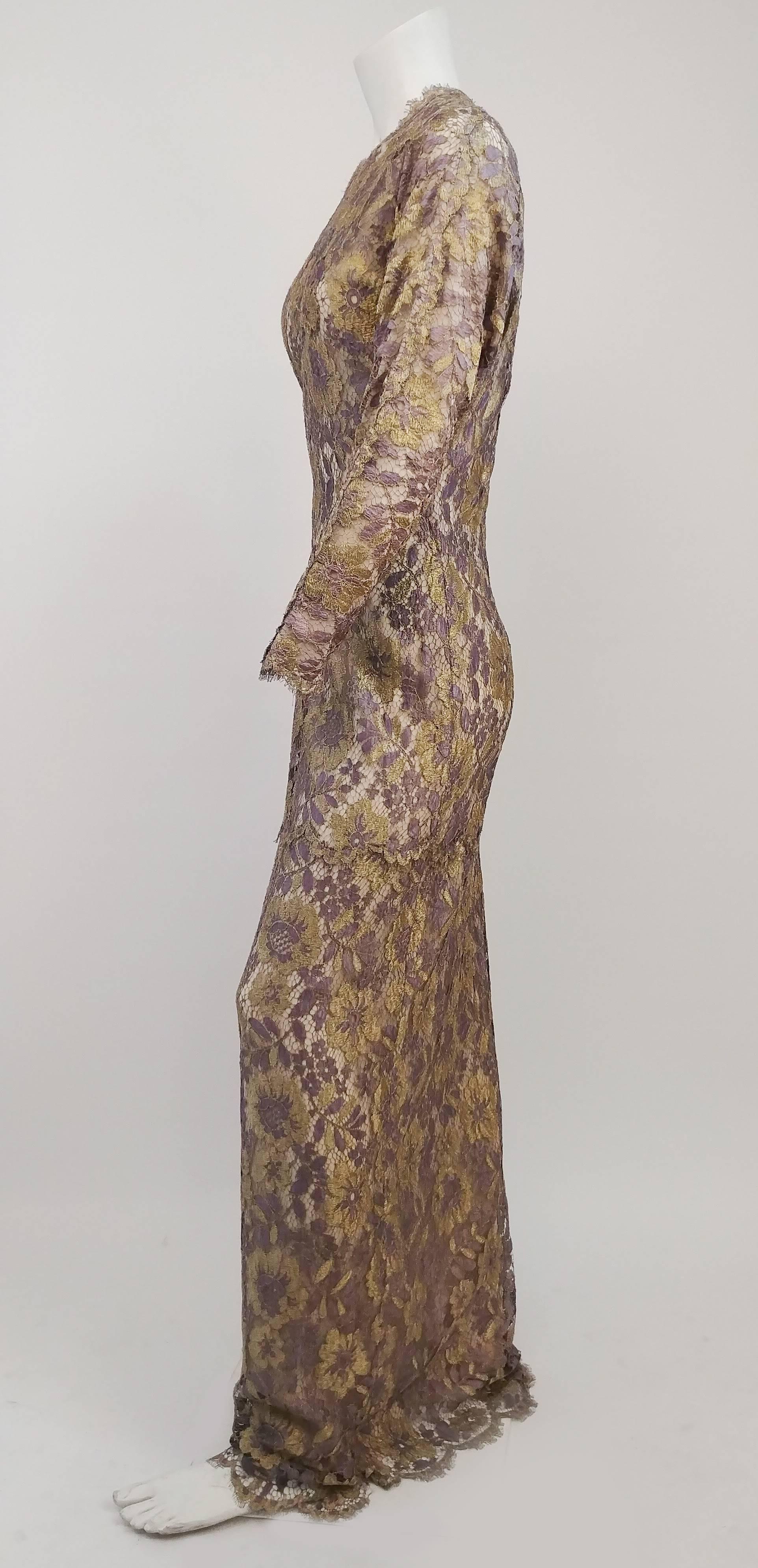 robe de soirée en dentelle or métallique et violet des années 70. Manches Dolman. Superposition de dentelle sur une doublure en maille nude. 