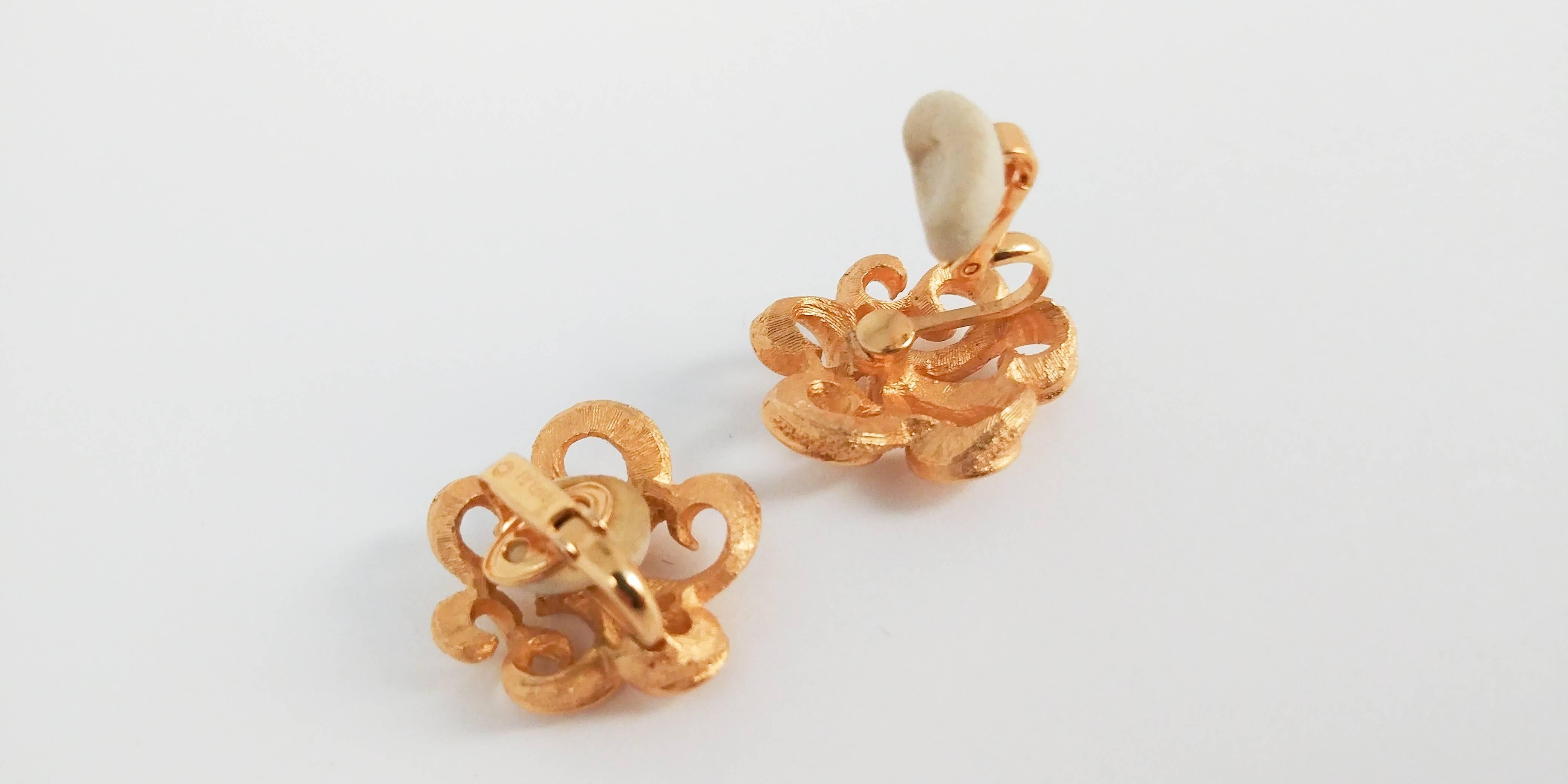 1960s Trifari Golden Swirl Clip On Earrings In Excellent Condition In San Francisco, CA