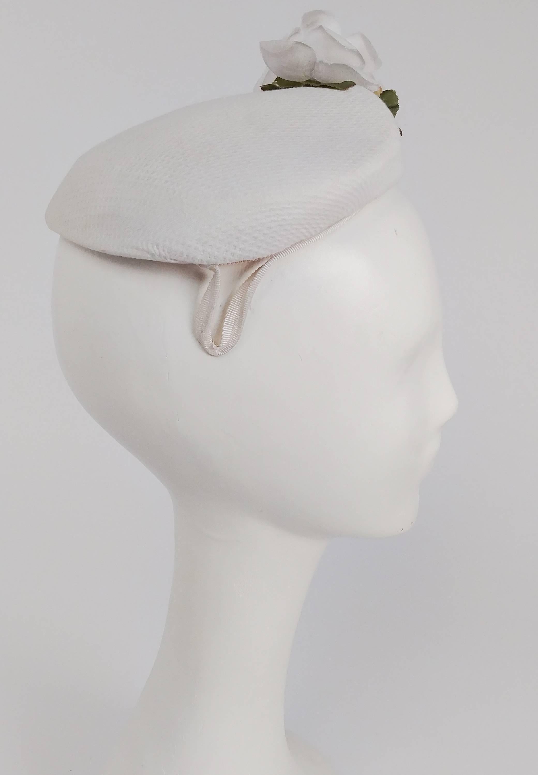 1950s White Hat w/ Rose In Excellent Condition In San Francisco, CA