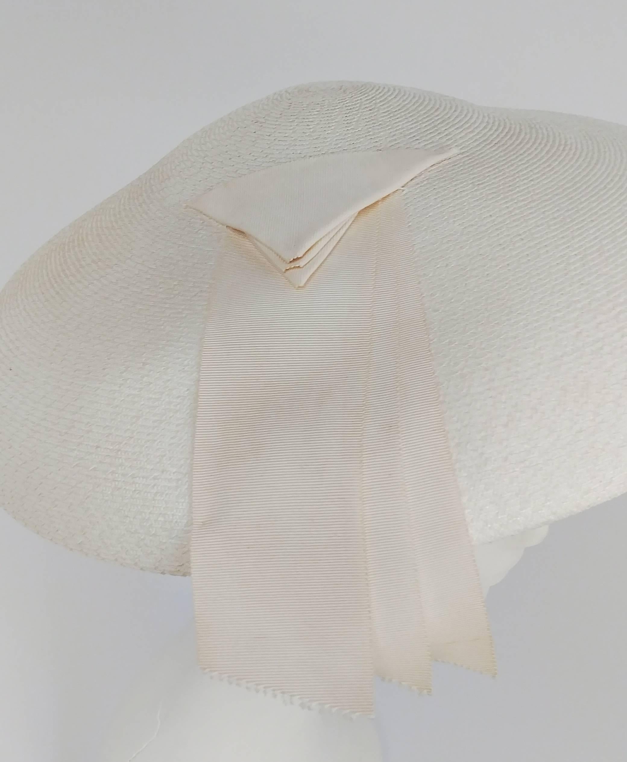 1950s New Look White Saucer Hat In Good Condition In San Francisco, CA