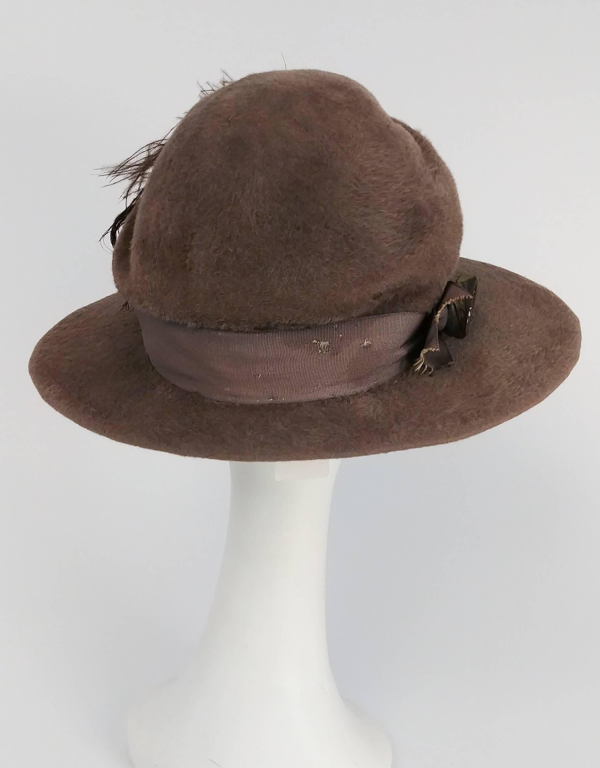 Edwardian Round Fur Felt Hat w/ Feather In Good Condition For Sale In San Francisco, CA