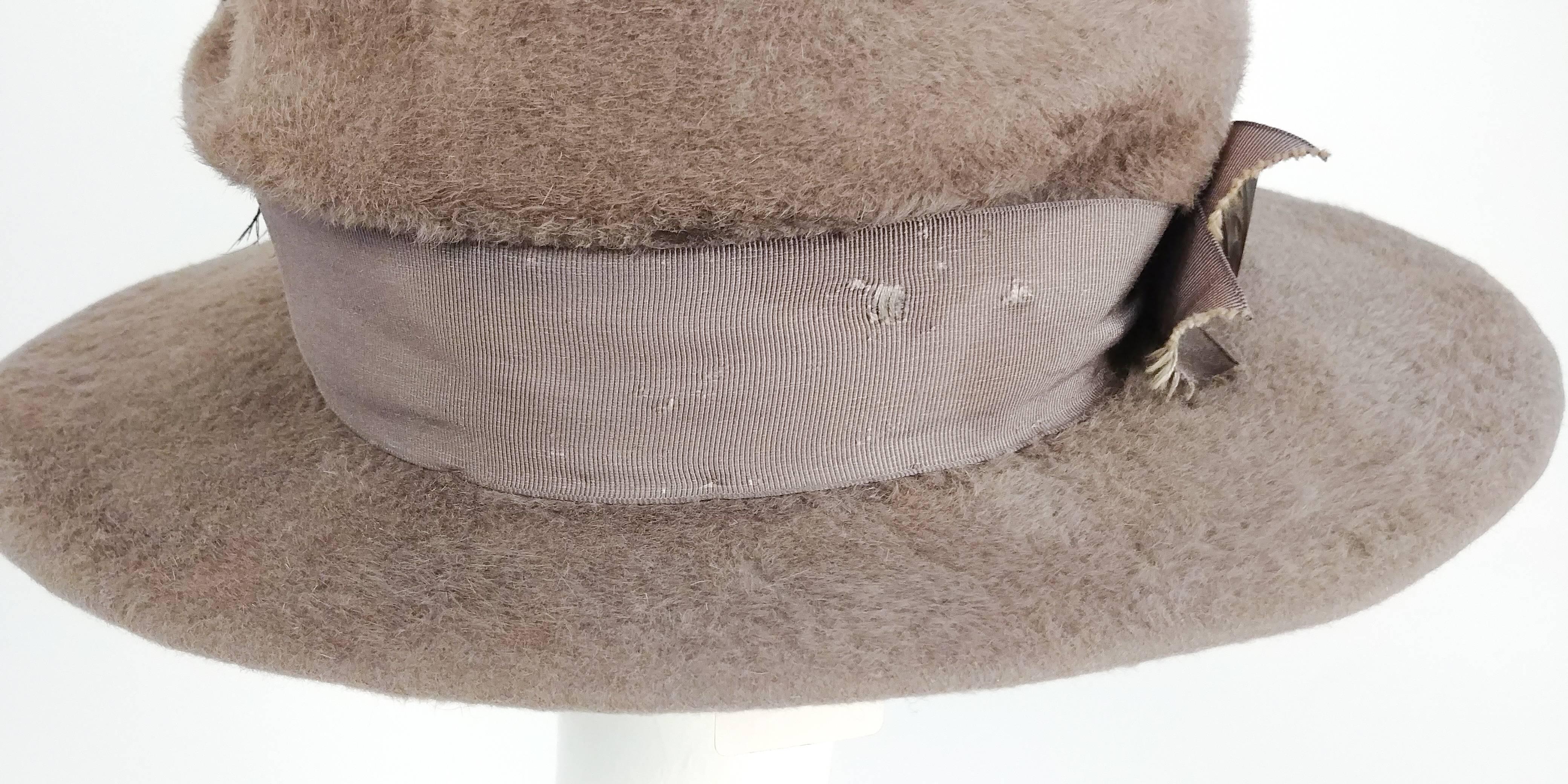 Edwardian Round Fur Felt Hat w/ Feather For Sale 2
