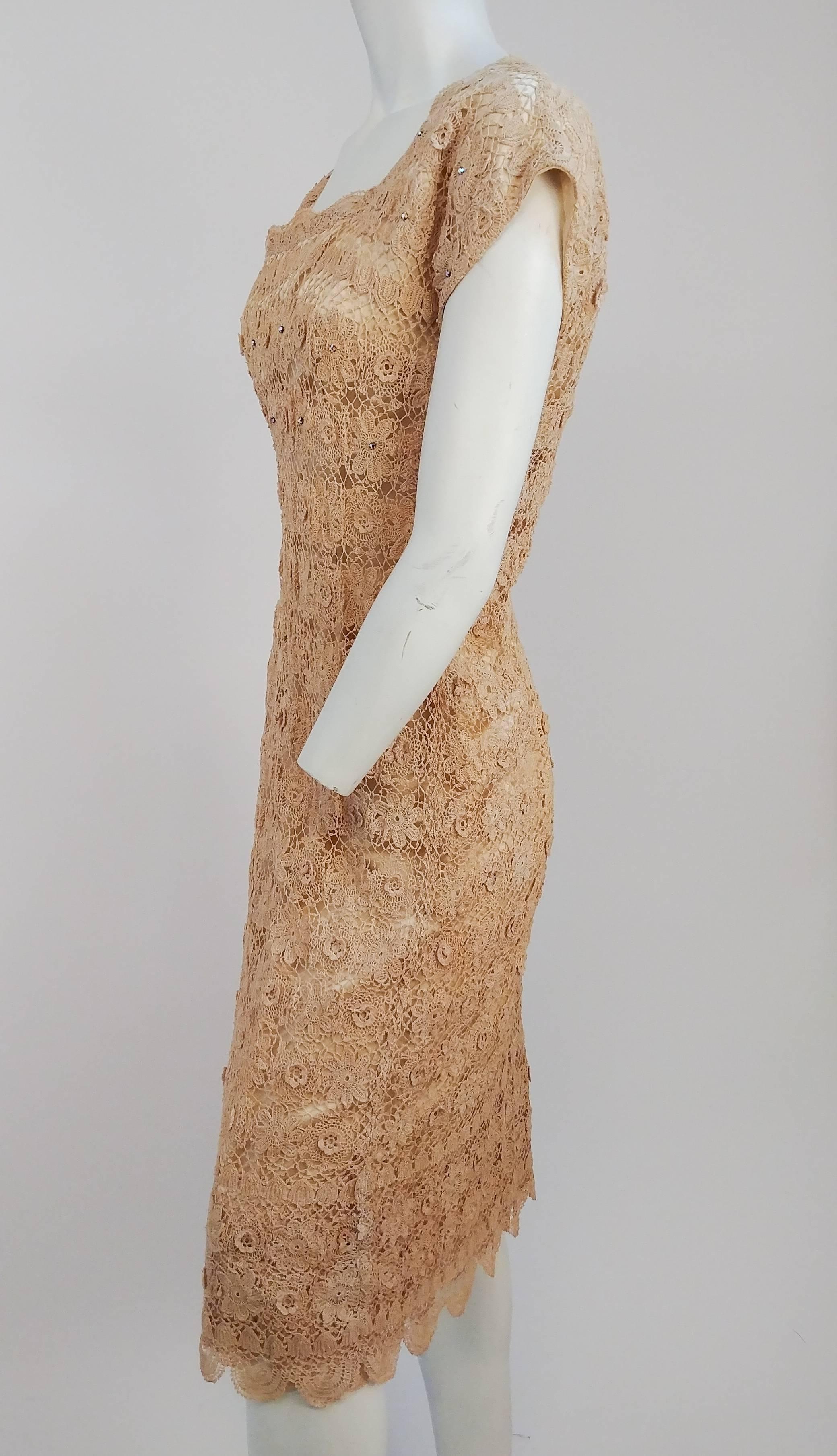 robe de cocktail en dentelle crochetée ivoire des années 1960. Des cristaux Aurora Borealis embellissent le haut du corsage. Doublé d'un tissu de couleur assortie. 