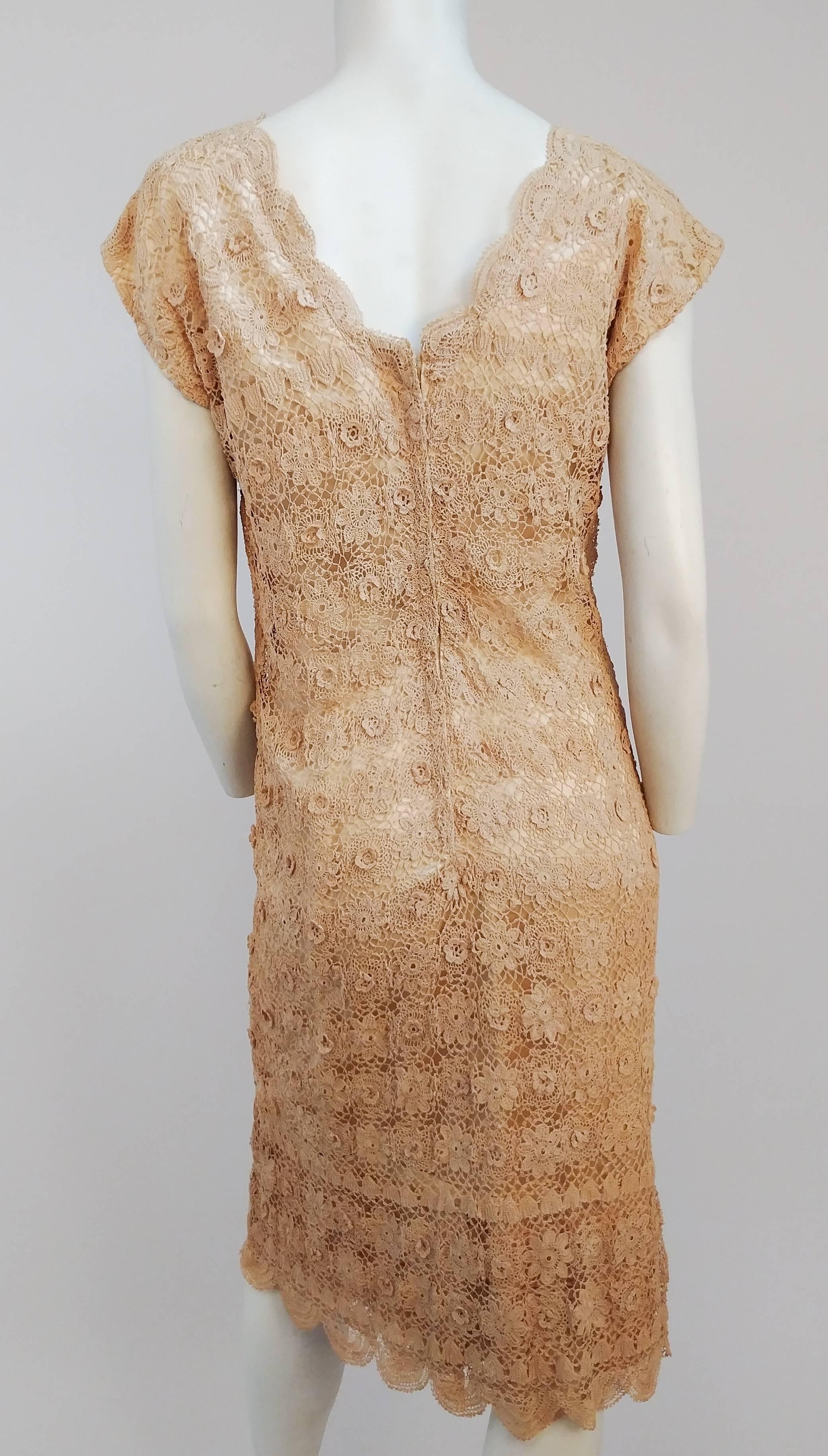 Marron Robe de cocktail en dentelle crochetée ivoire des années 1960 en vente