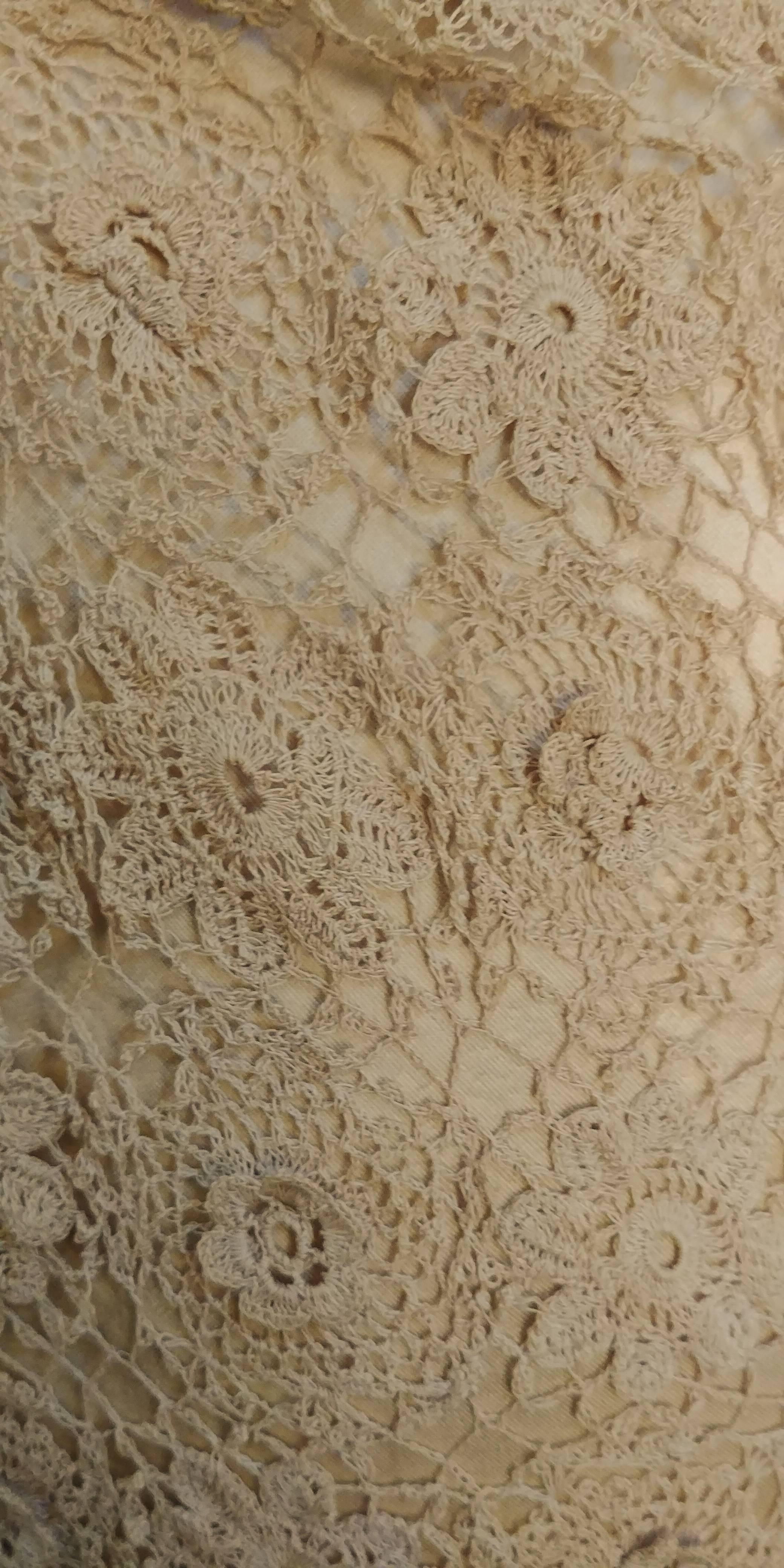 Robe de cocktail en dentelle crochetée ivoire des années 1960 Pour femmes en vente