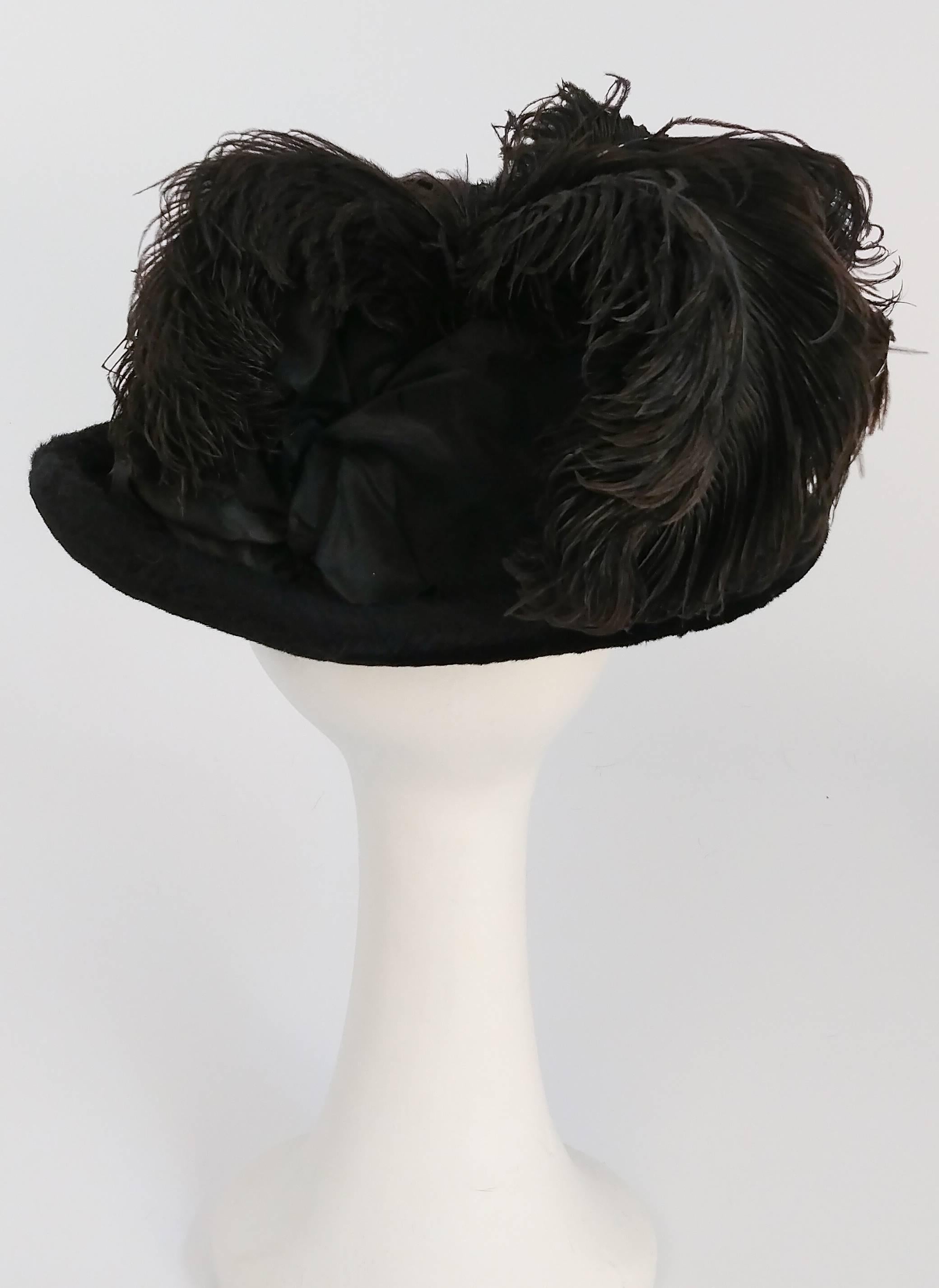 1910er Edwardianischer schwarzer Hut mit Seidenband und Straußenfedernbesatz im Zustand „Gut“ im Angebot in San Francisco, CA