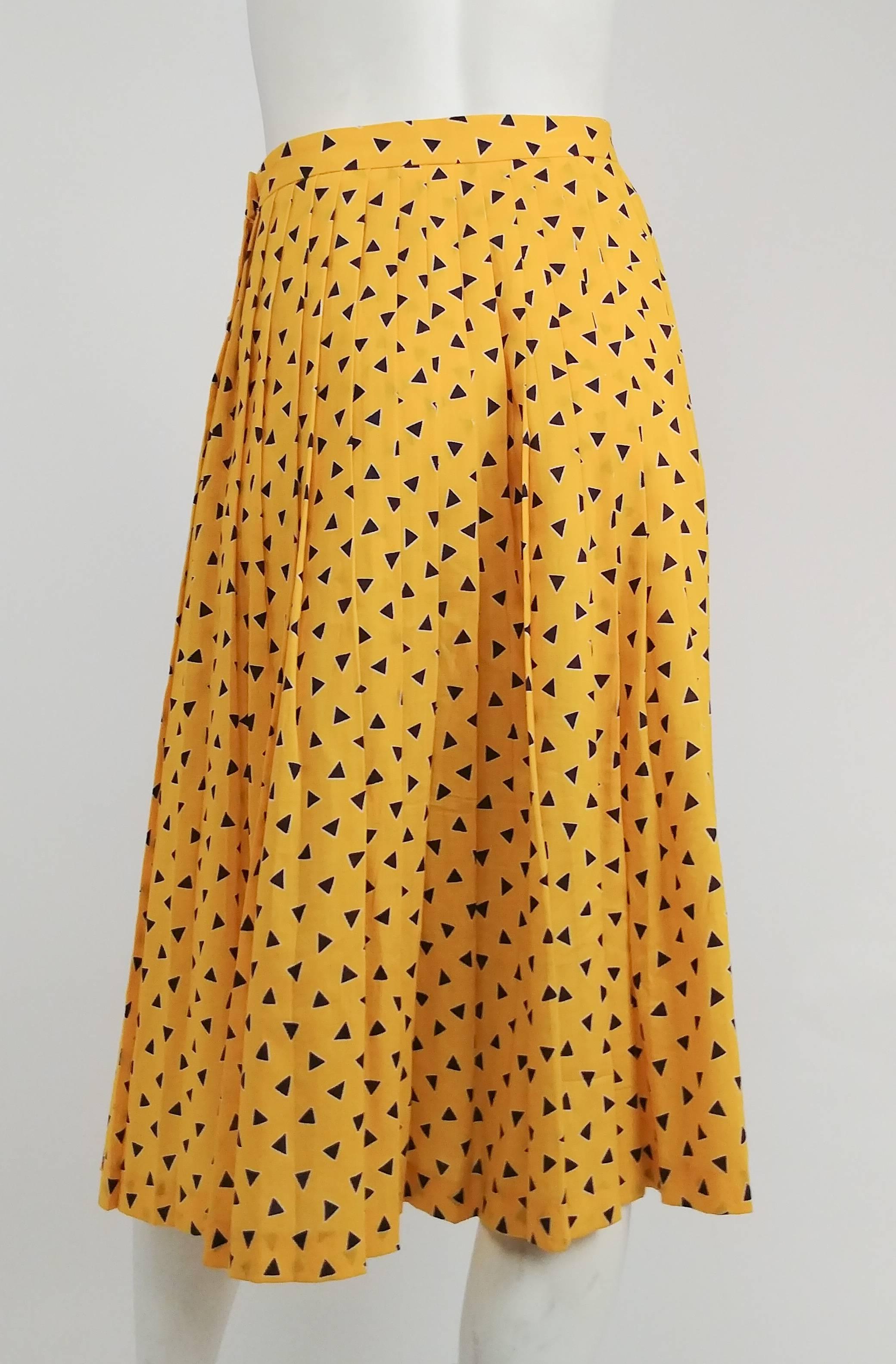 1980s Yellow Geometric Triangle Pleated Skirt In Excellent Condition For Sale In San Francisco, CA