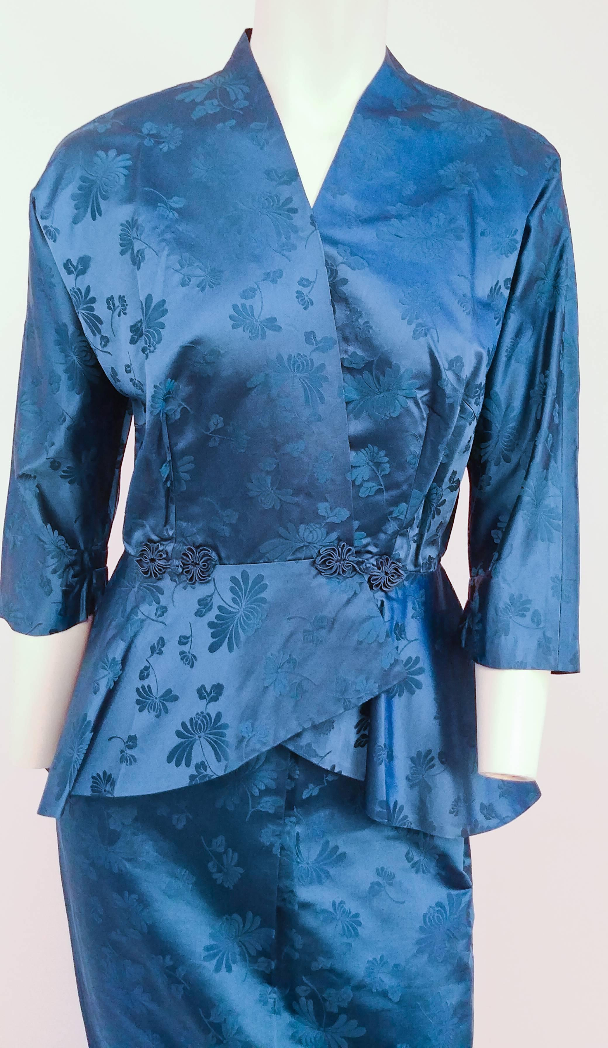 Bleu Ensemble jupe et veste en jacquard de soie asiatique des années 1950 en vente