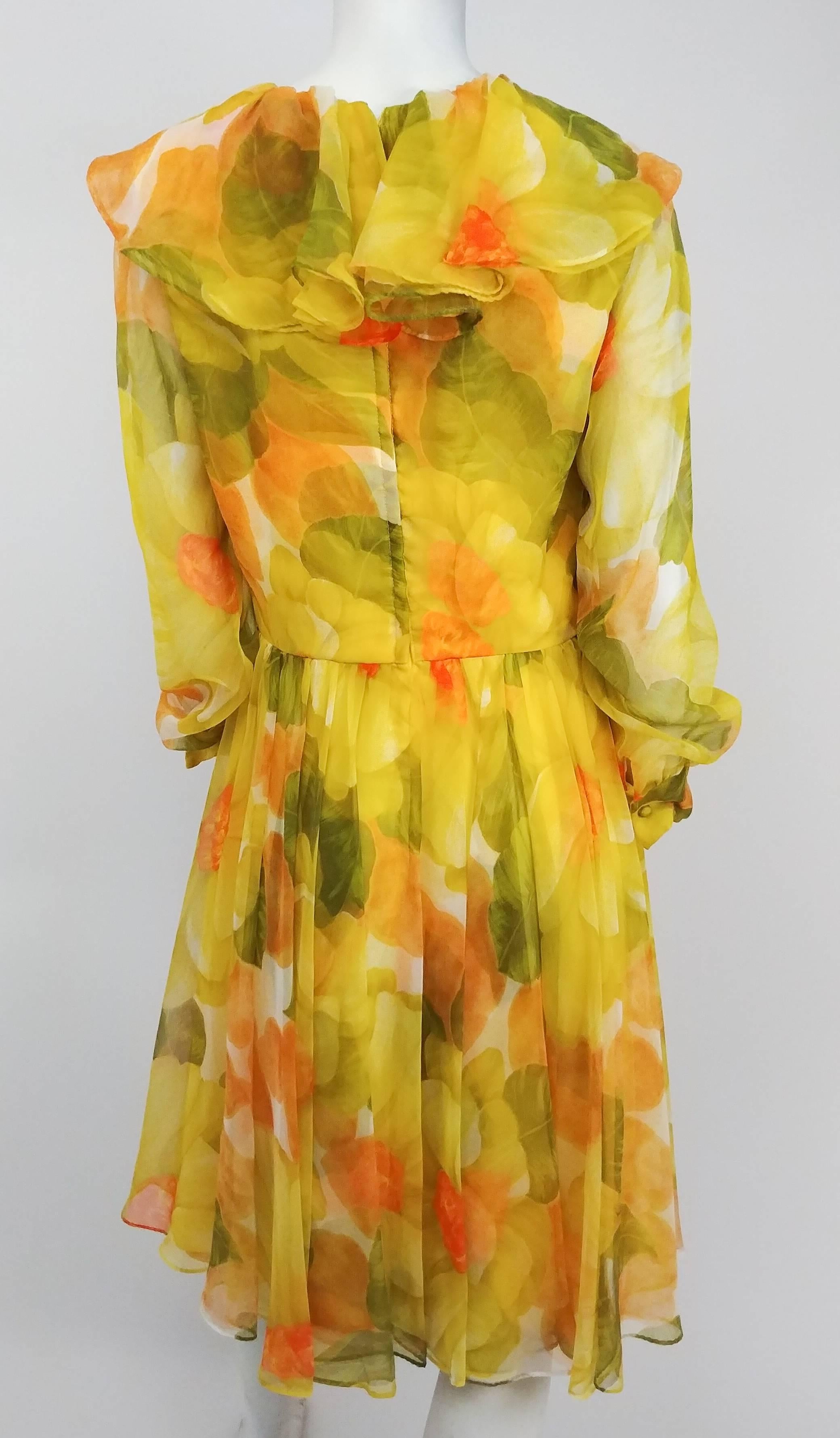 Jaune I. Magnin - Robe en mousseline de soie jaune imprimée de fleurs, années 1980 en vente