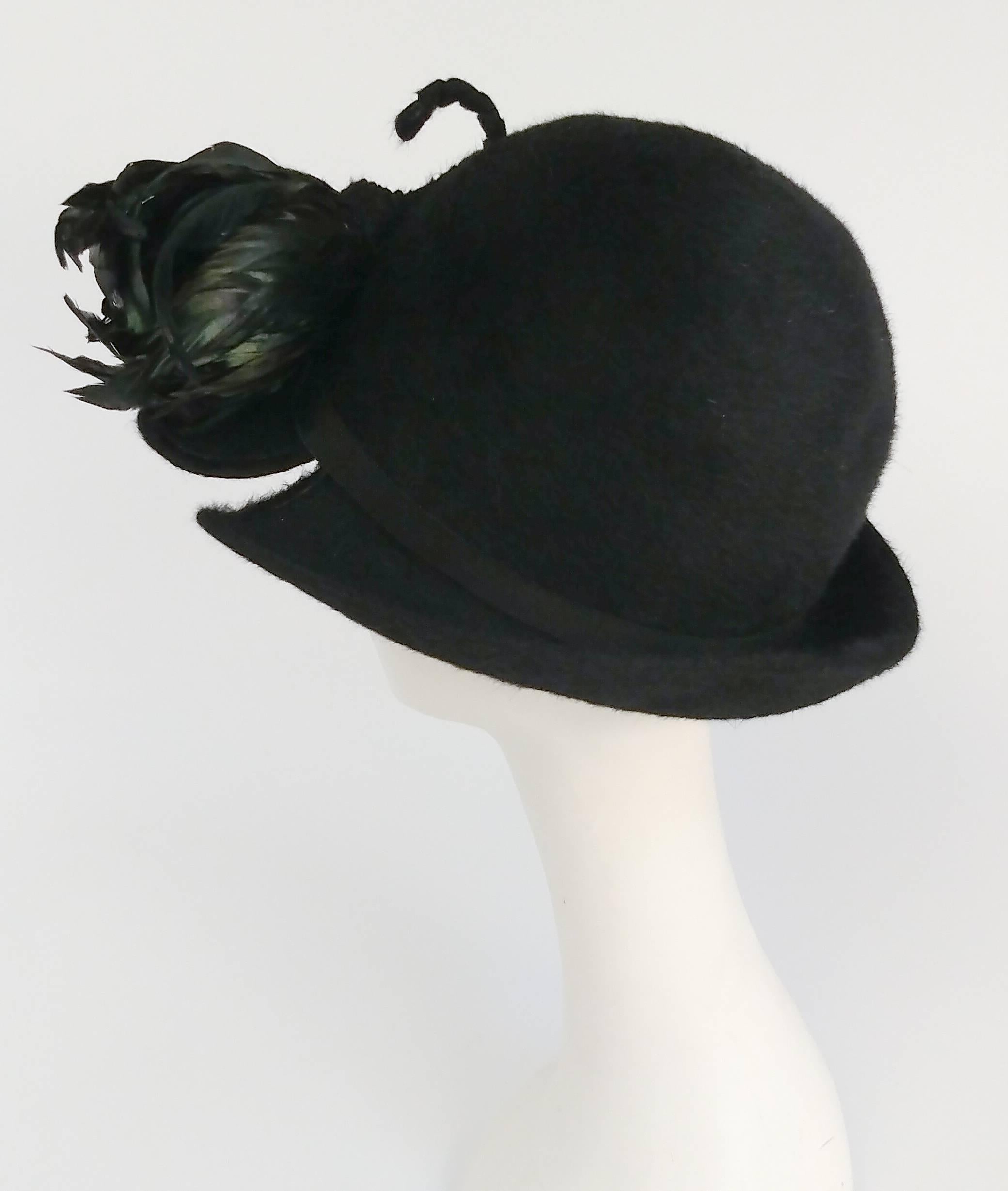 1960s Fur Felt Cloche Hat w/ Rooster Feathers (Schwarz)