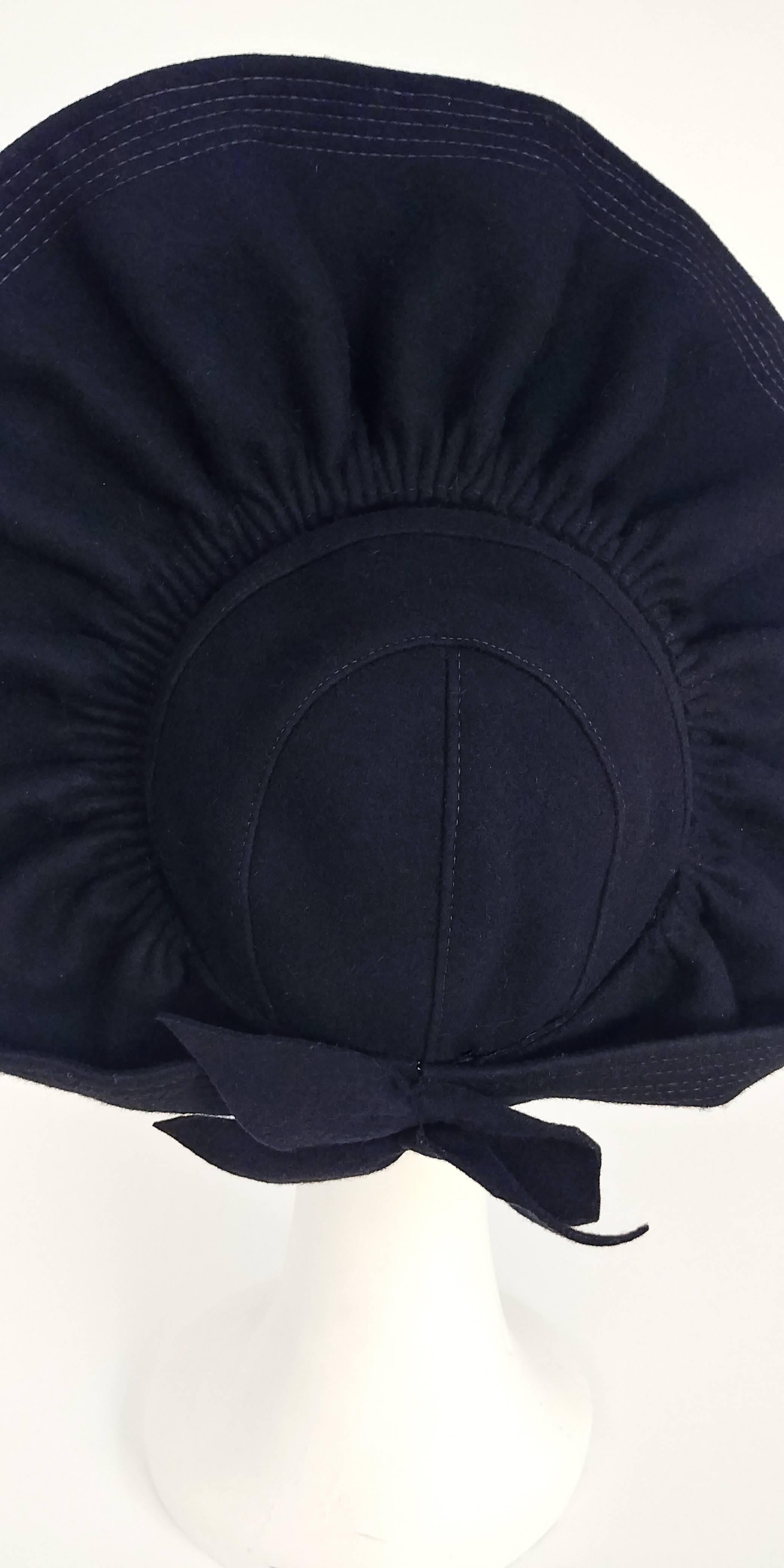 1940s Black Wool Ruffled Hat w/ Curled Feather In Excellent Condition In San Francisco, CA
