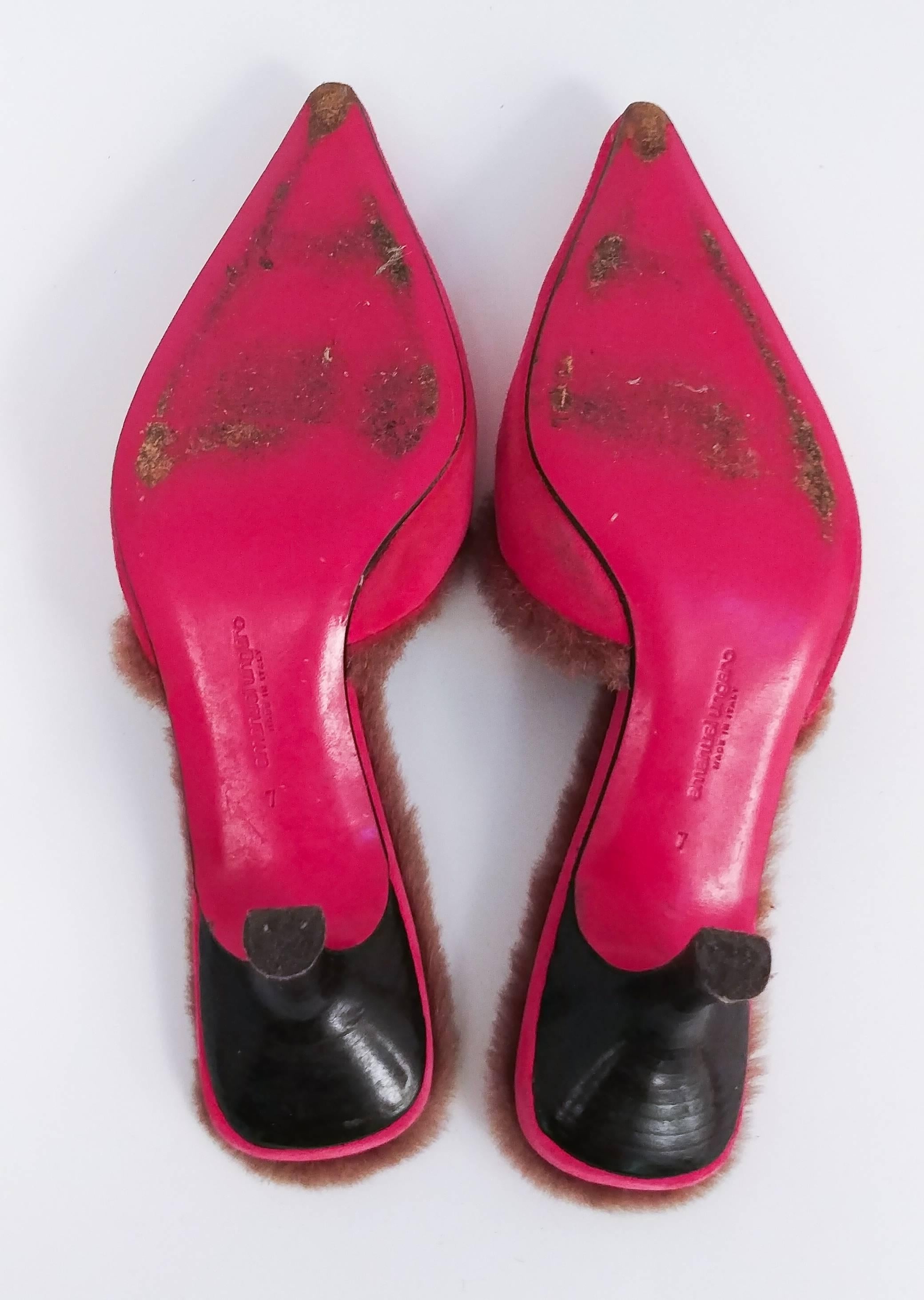 1980s Ungaro Hot Pink Suede Mules w/ Faux Fur Lining In Excellent Condition For Sale In San Francisco, CA