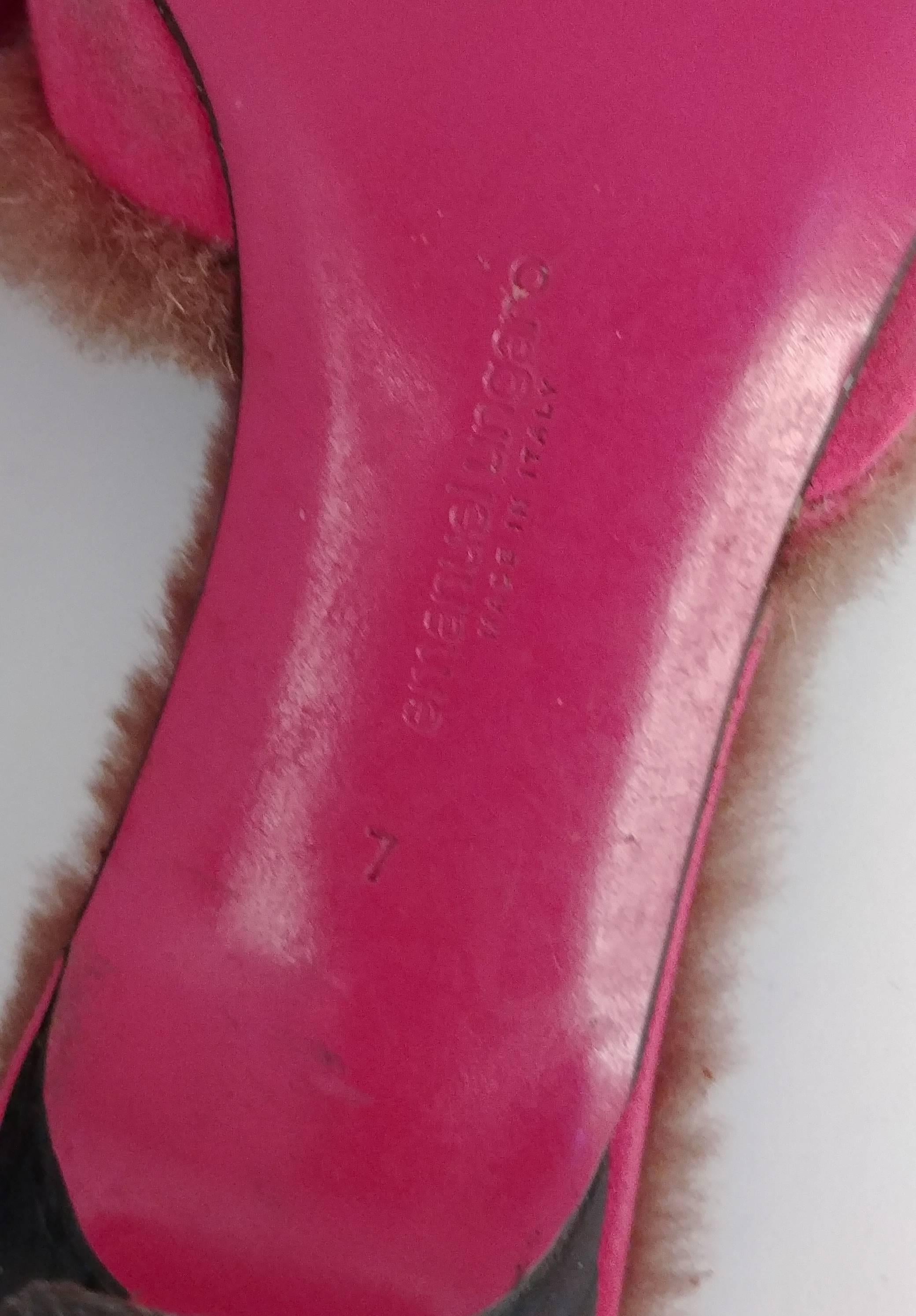 Ungaro Mules en daim rose vif avec doublure en fausse fourrure, années 1980 en vente 1