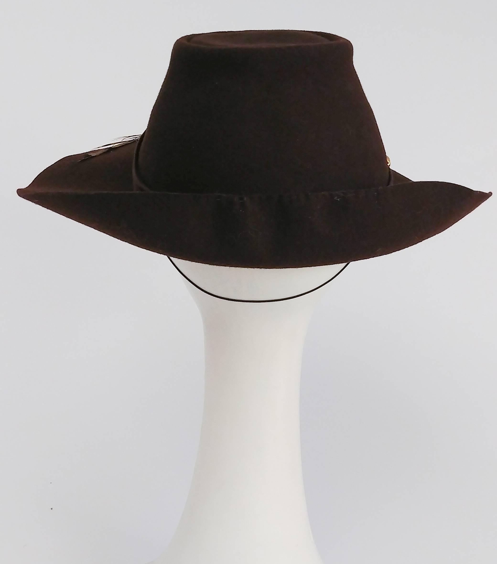 1940s Brown Large Brimmed Hat w/ Pheasant Feather In Excellent Condition In San Francisco, CA