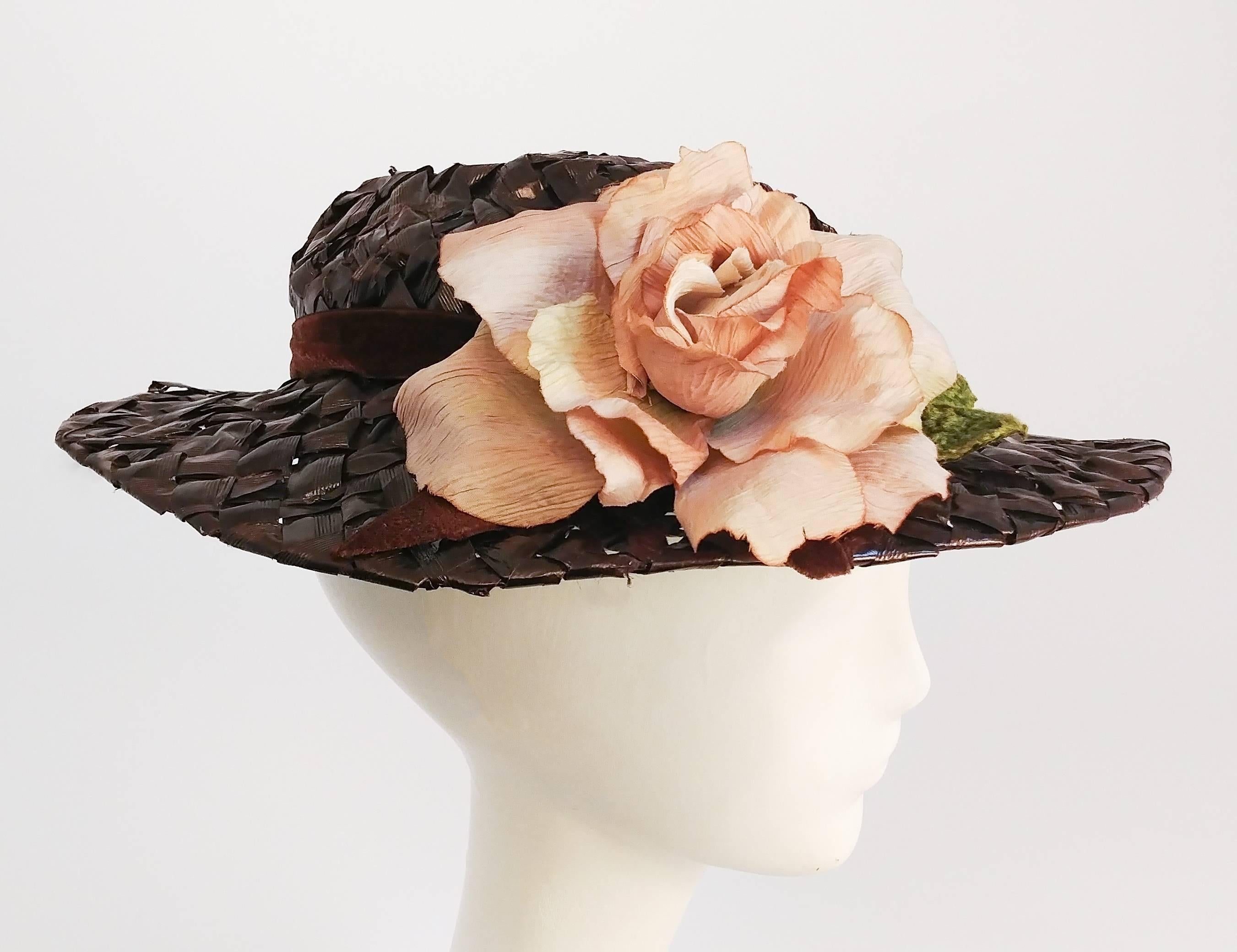 Cappello anni '50 in paglia rafia marrone con rosa. Un leggero cappello estivo che si appoggia delicatamente sulla testa per completare qualsiasi ensemble da giorno. 