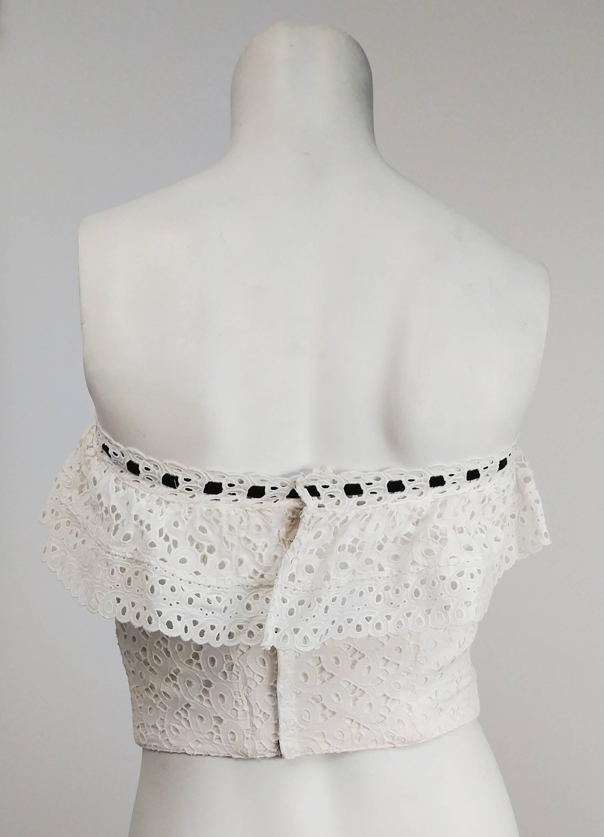 1950er Jahre Weißes Bustier-Top aus Baumwolle mit Eyelet-Spitze und Rüsche (Grau) im Angebot