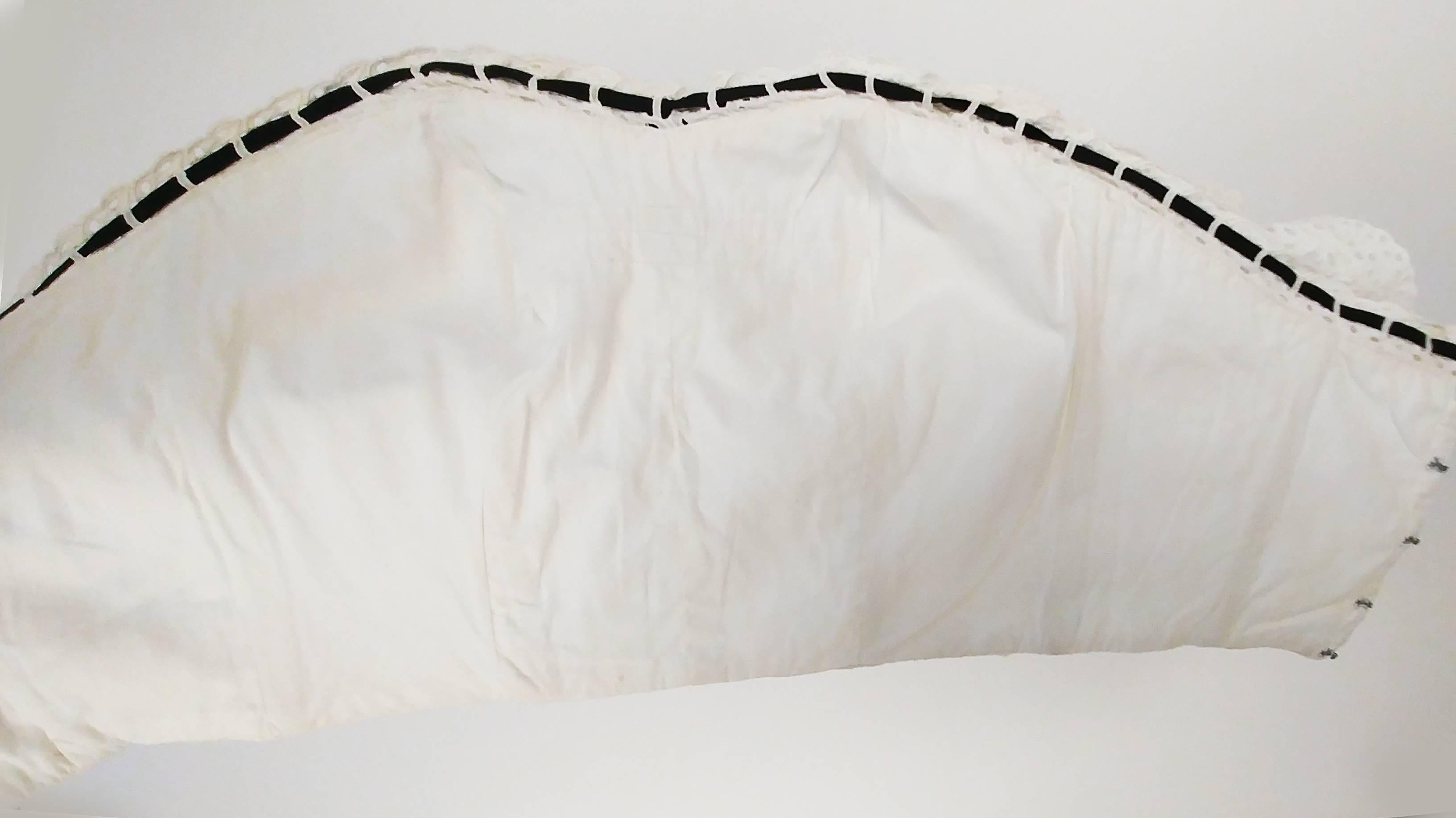 1950er Jahre Weißes Bustier-Top aus Baumwolle mit Eyelet-Spitze und Rüsche Damen im Angebot