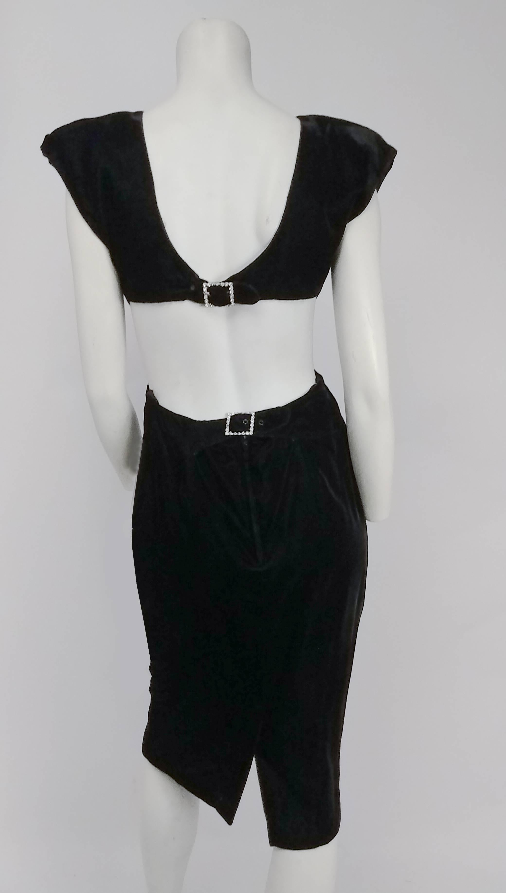1980er Jahre Schwarzes Cocktailkleid aus Samt mit offenem Rücken  Damen im Angebot