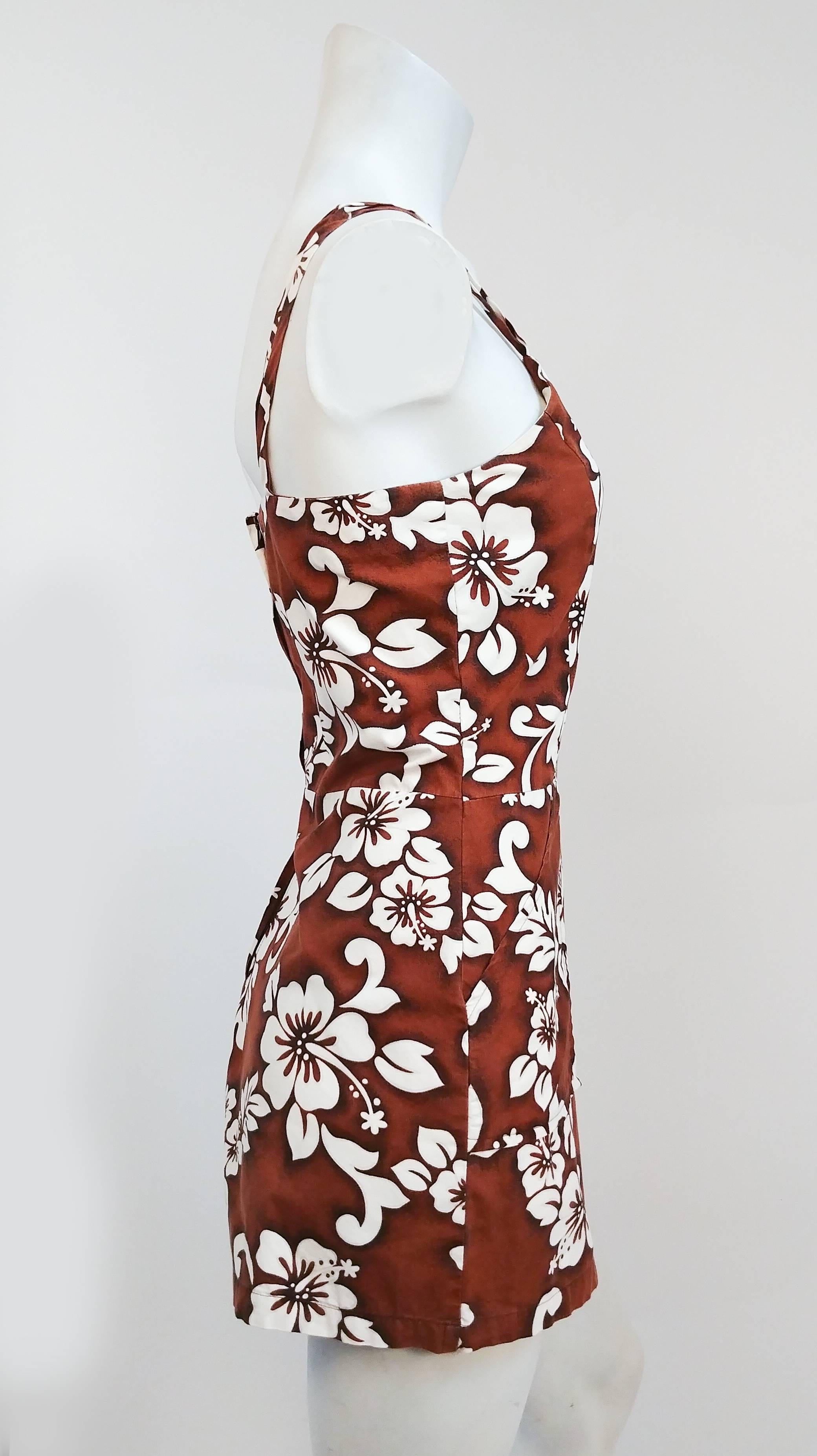 1960s Hawaiian Print Romper. This adorable play suit had spaghetti straps and side pockets. Zips up back. 