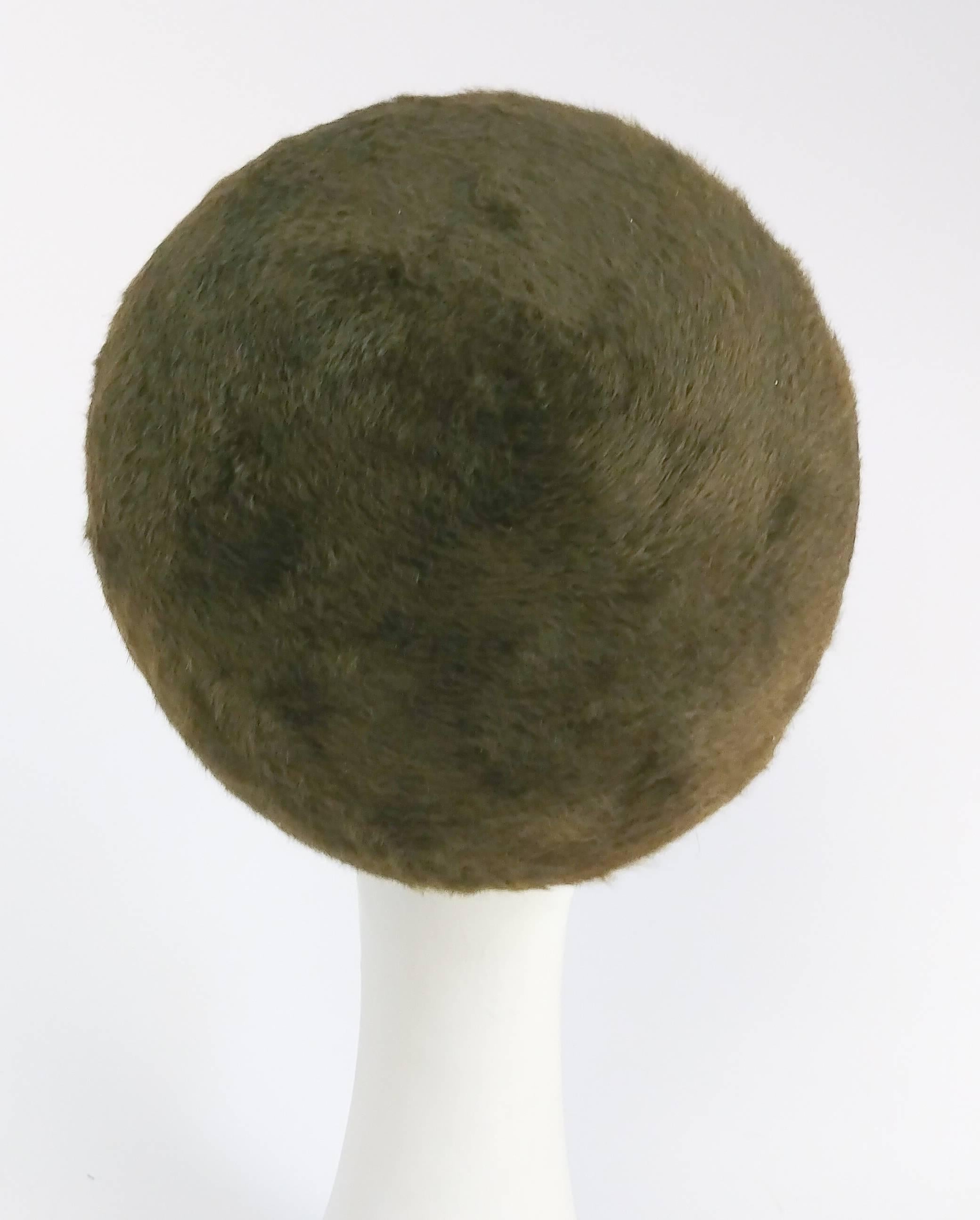 1960s Moss Green Felt Hat w/ Crossover Ribbon Detail In Excellent Condition In San Francisco, CA