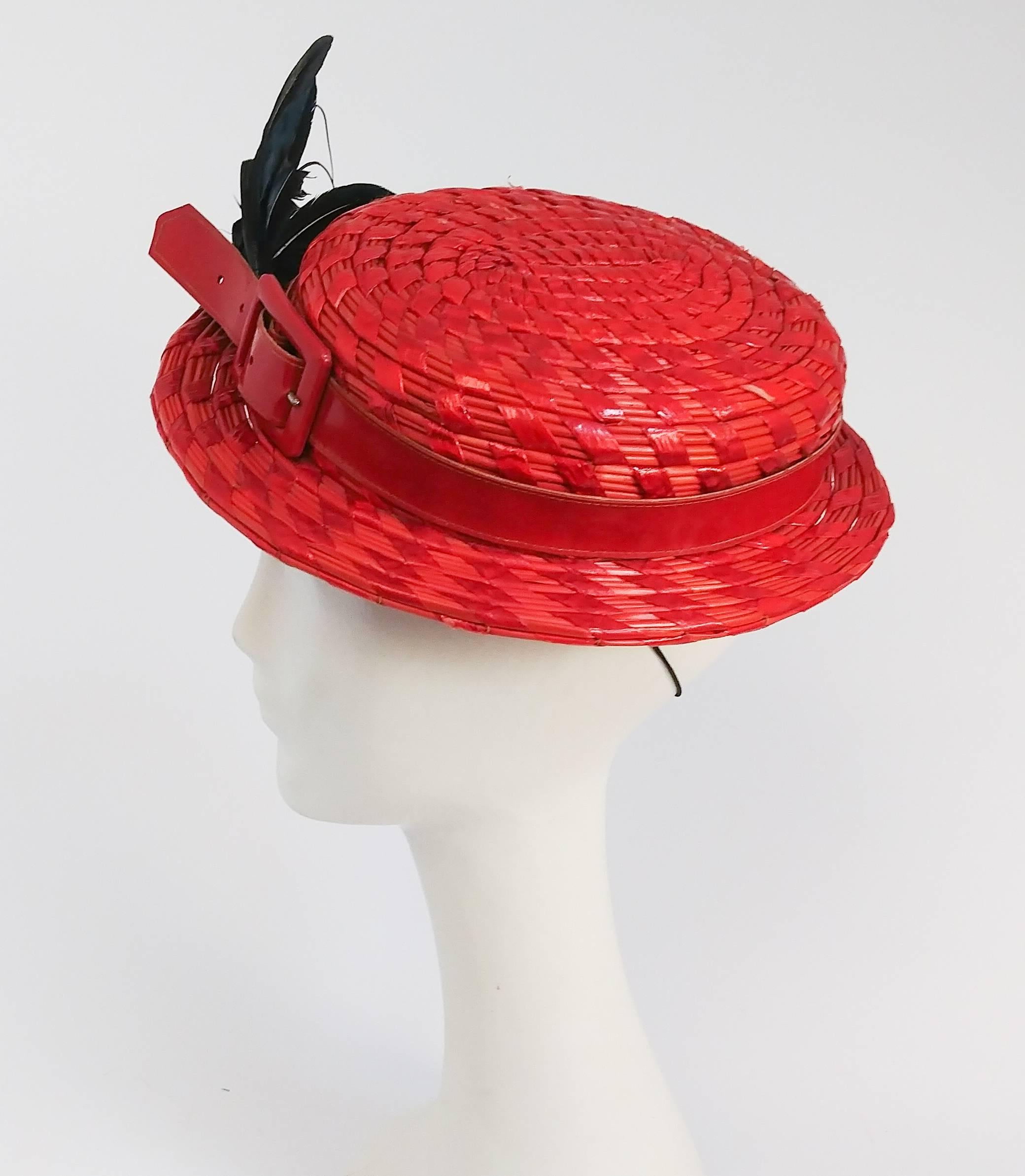 Gris Chapeau rouge des années 1950 avec bandeau en cuir verni et plumes en vente