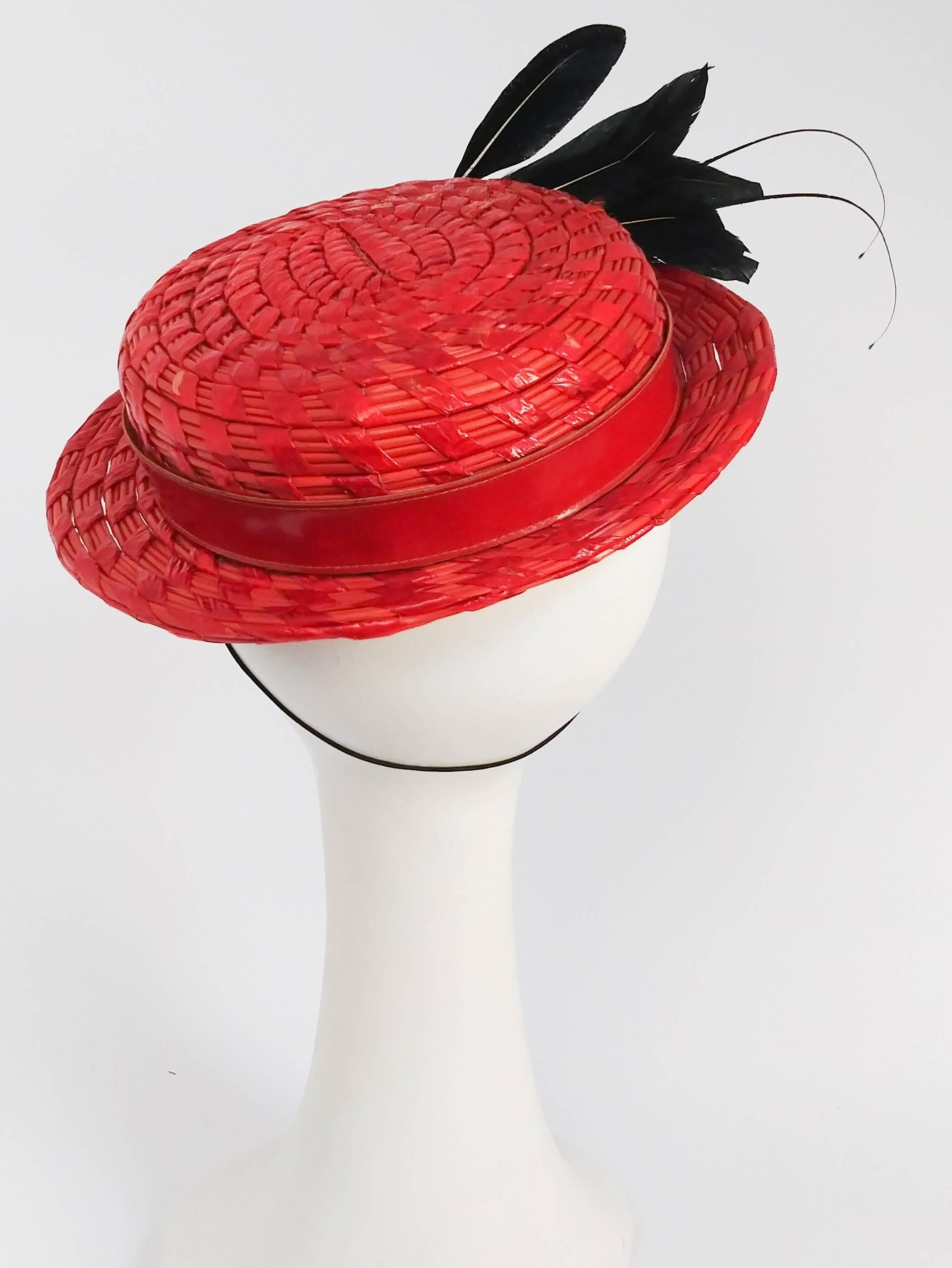Chapeau rouge des années 1950 avec bandeau en cuir verni et plumes Excellent état - En vente à San Francisco, CA